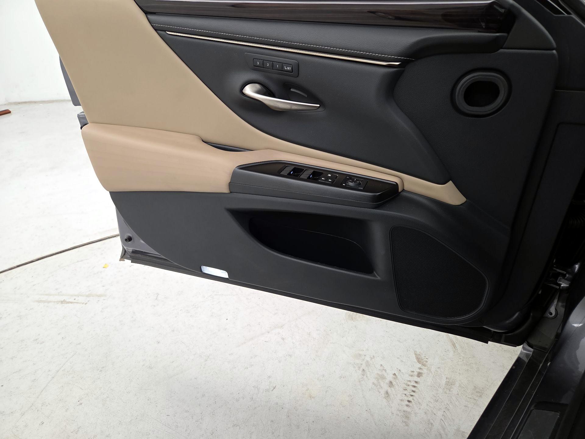 Thumbnail: 2019 Lexus ES - 12