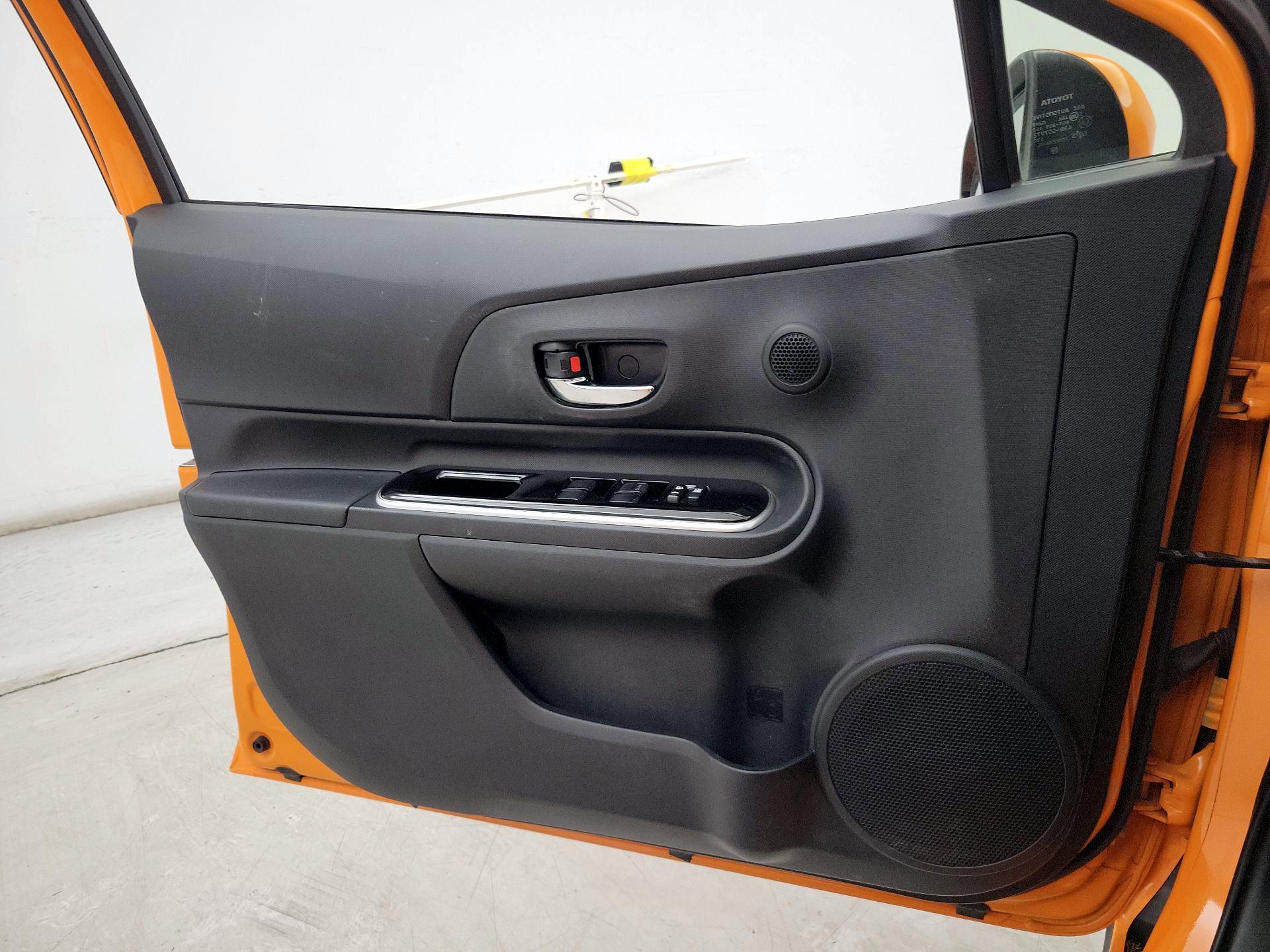 Thumbnail: 2018 Toyota Prius c - 12