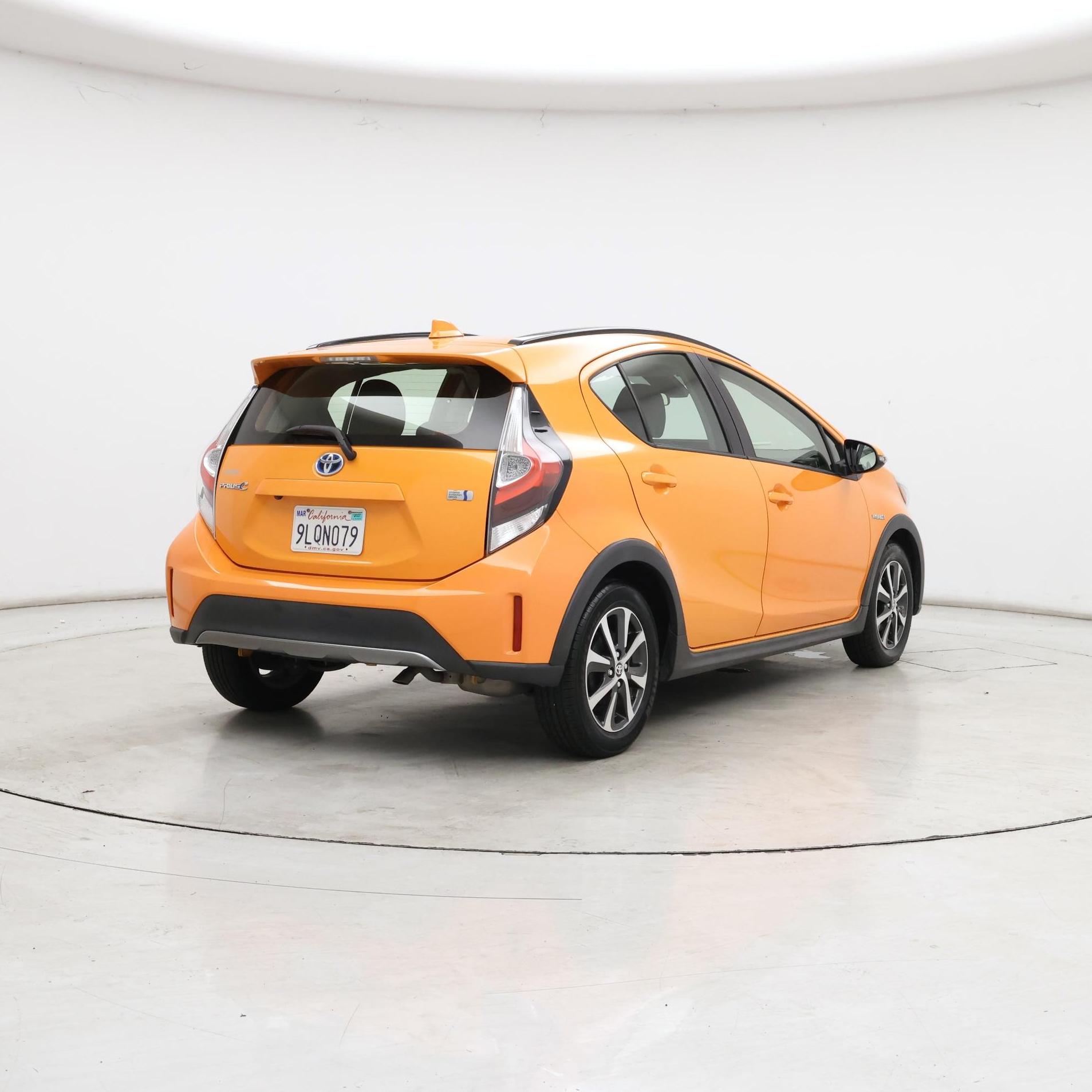 Thumbnail: 2018 Toyota Prius c - 8
