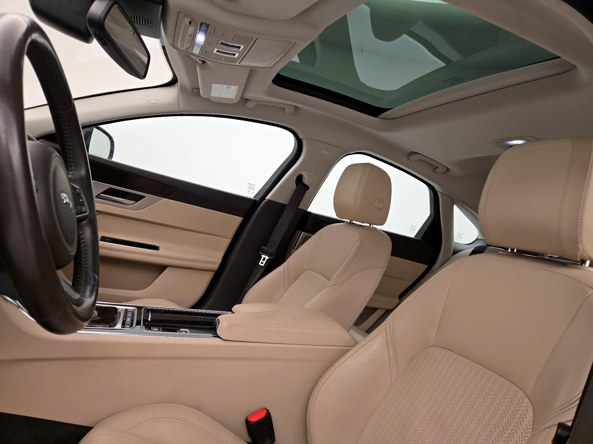 Thumbnail: 2016 Jaguar XF - 18