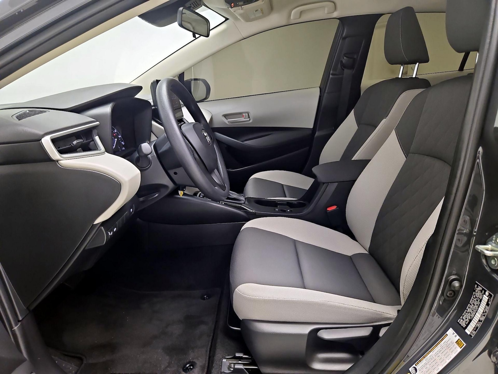 2025 Toyota Corolla LE - Photo 12