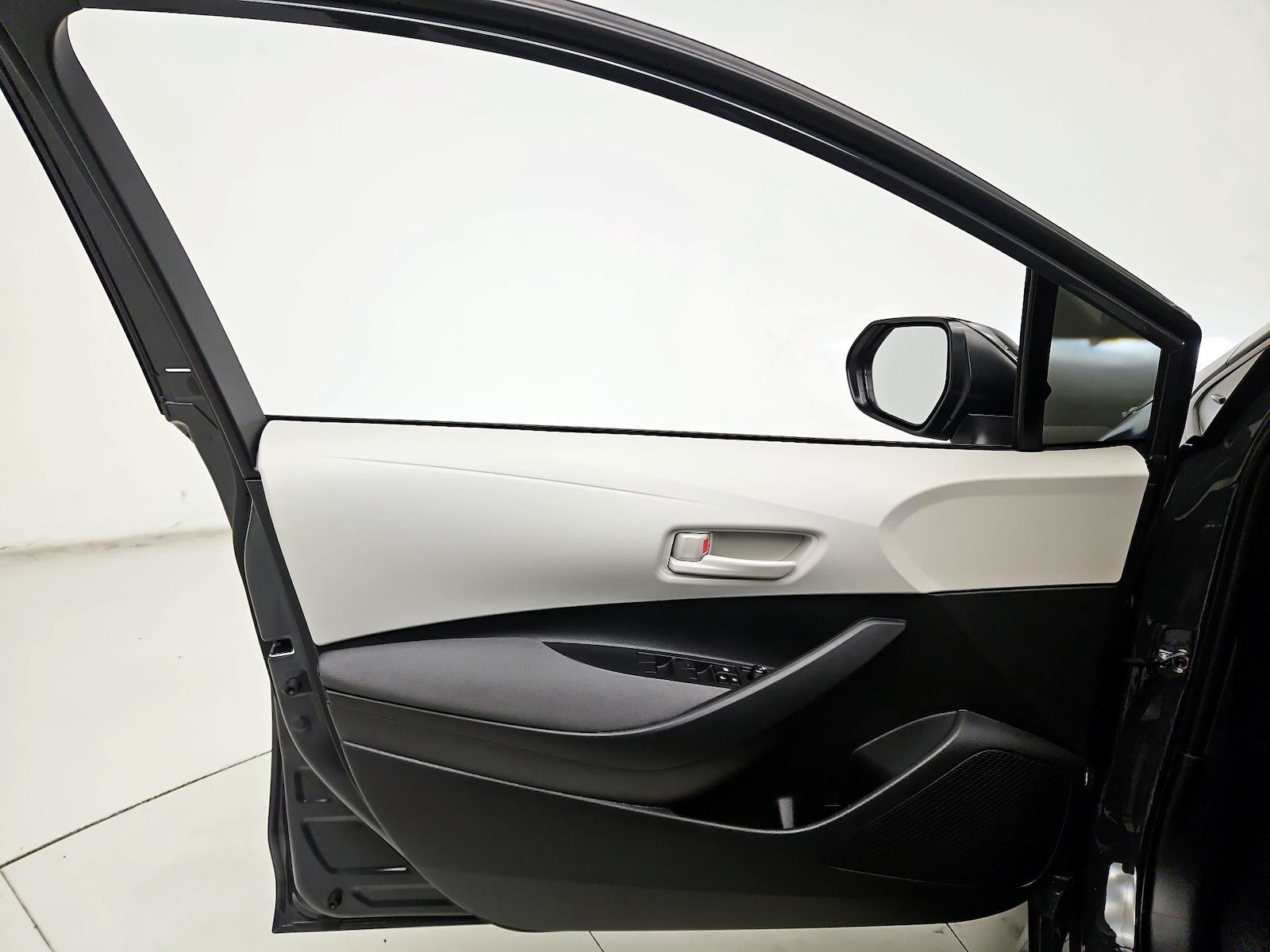 2025 Toyota Corolla LE - Photo 13