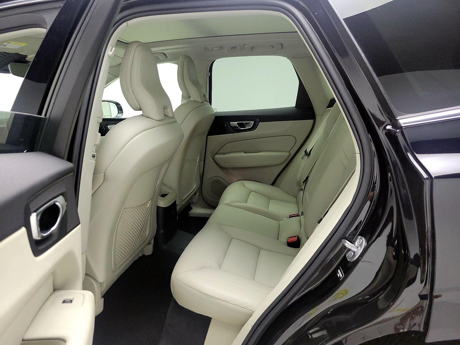 Thumbnail: 2022 Volvo XC60 - 18
