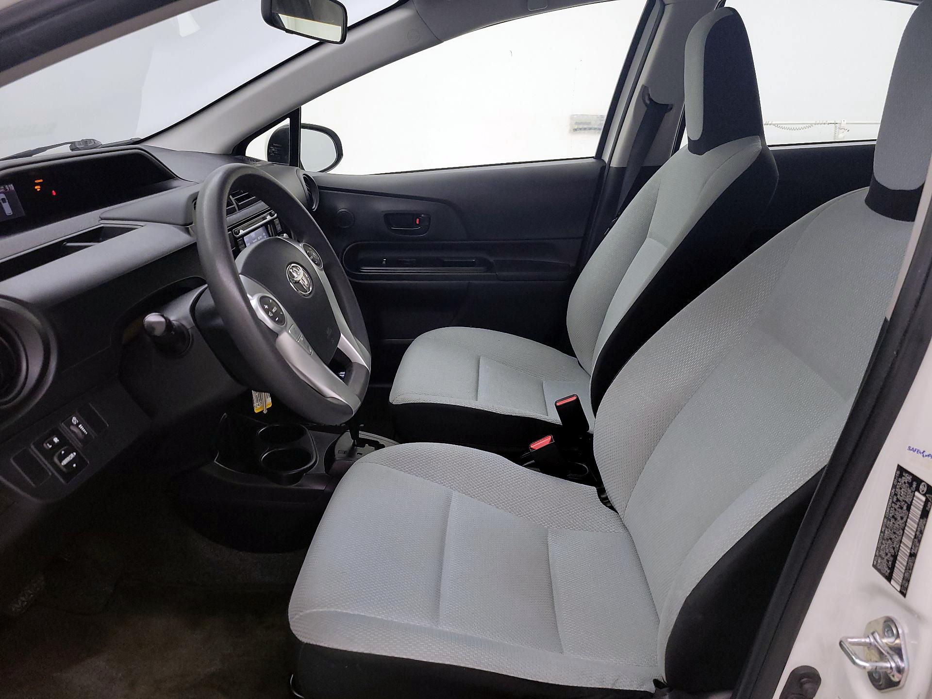 Thumbnail: 2015 Toyota Prius c - 11