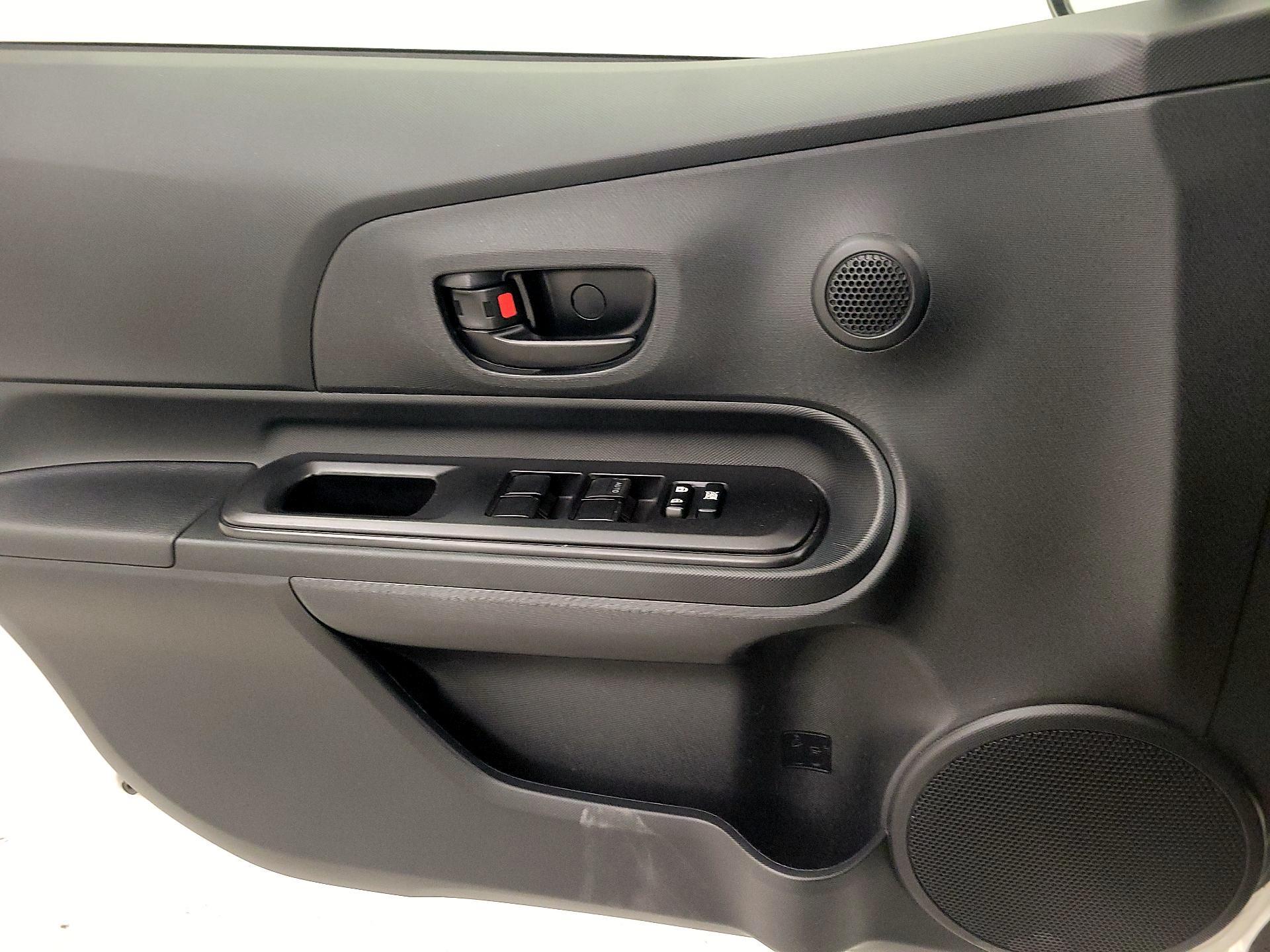 Thumbnail: 2015 Toyota Prius c - 12