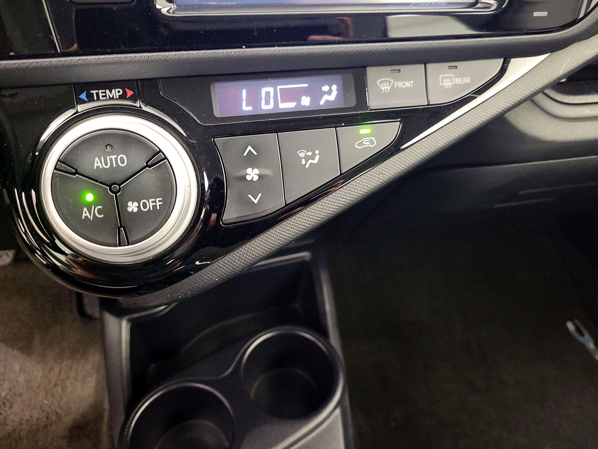 Thumbnail: 2015 Toyota Prius c - 15