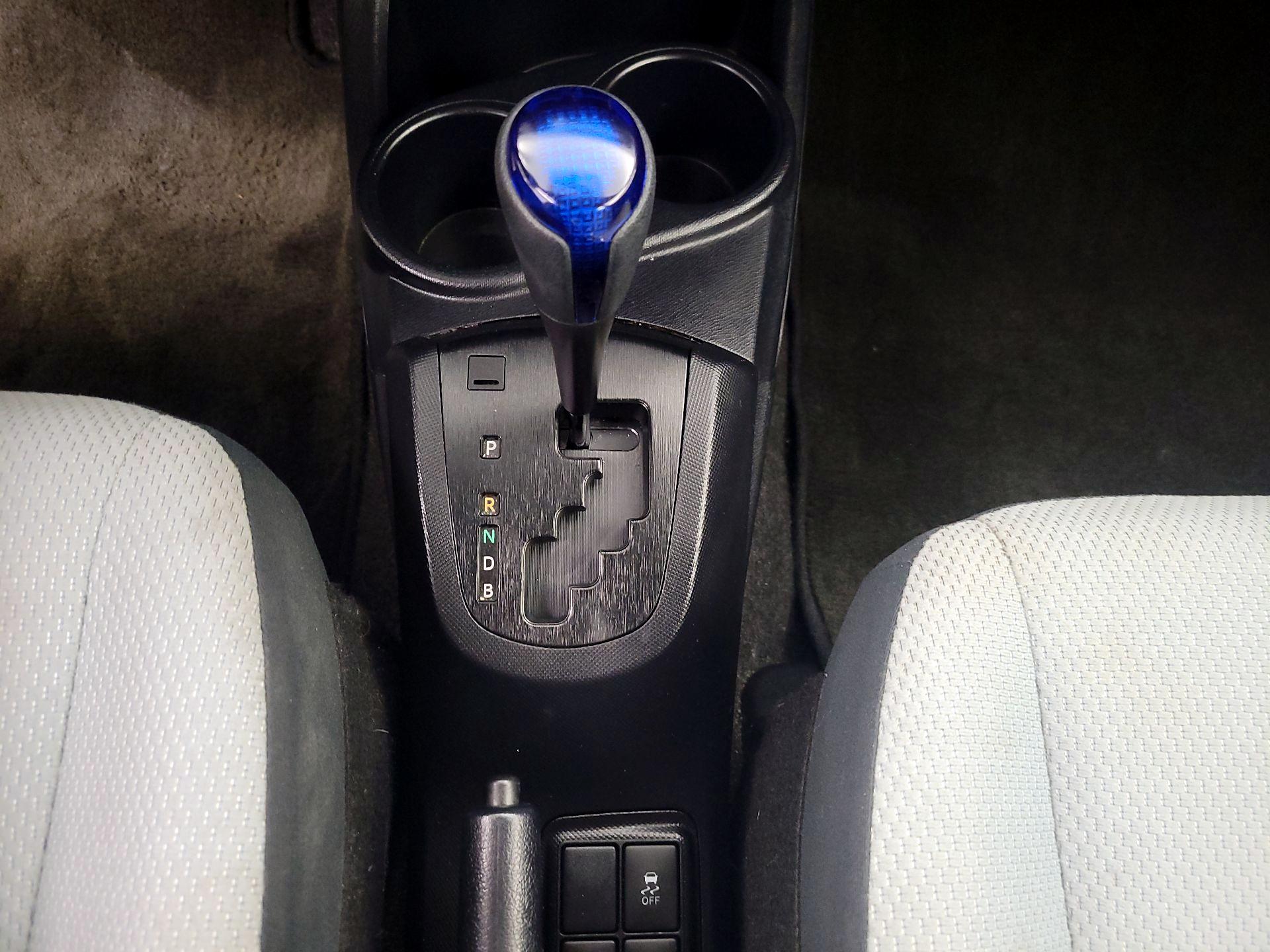 Thumbnail: 2015 Toyota Prius c - 16