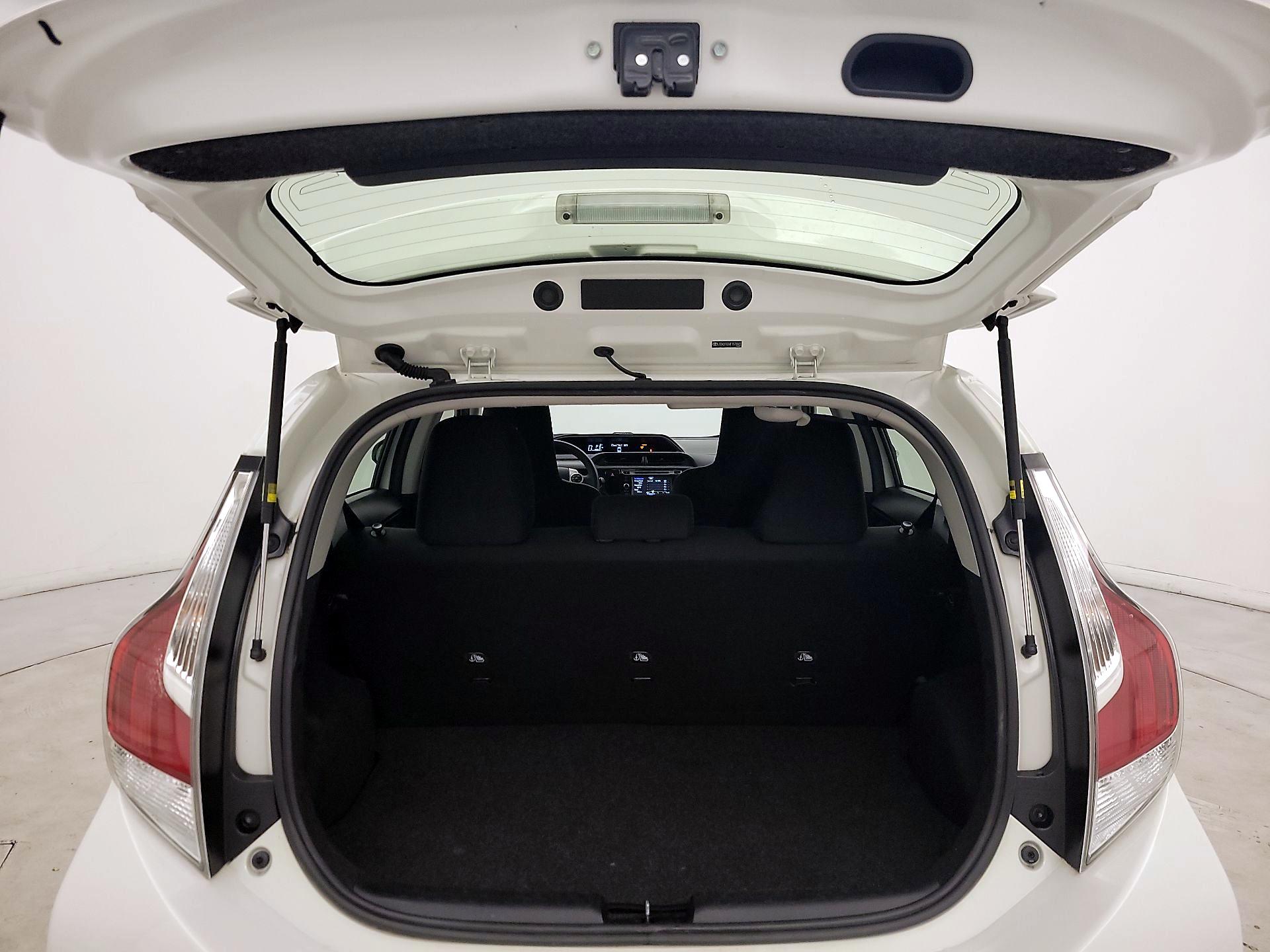 Thumbnail: 2015 Toyota Prius c - 18