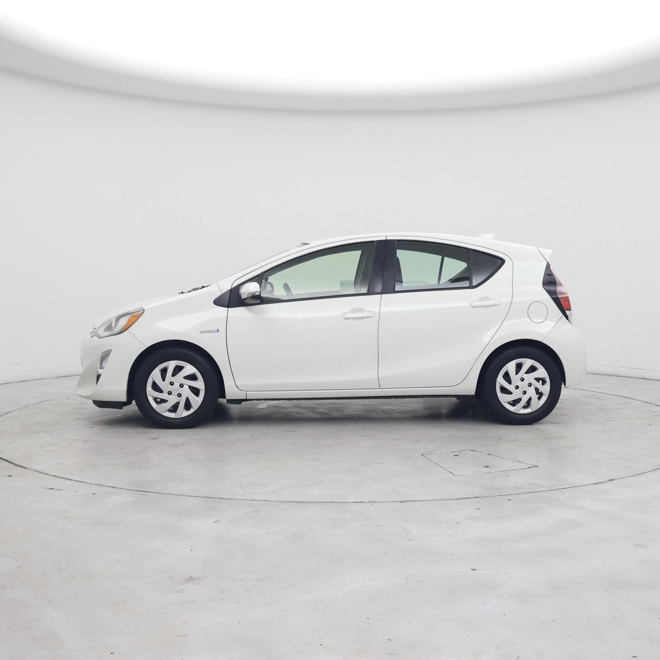 Thumbnail: 2015 Toyota Prius c - 3