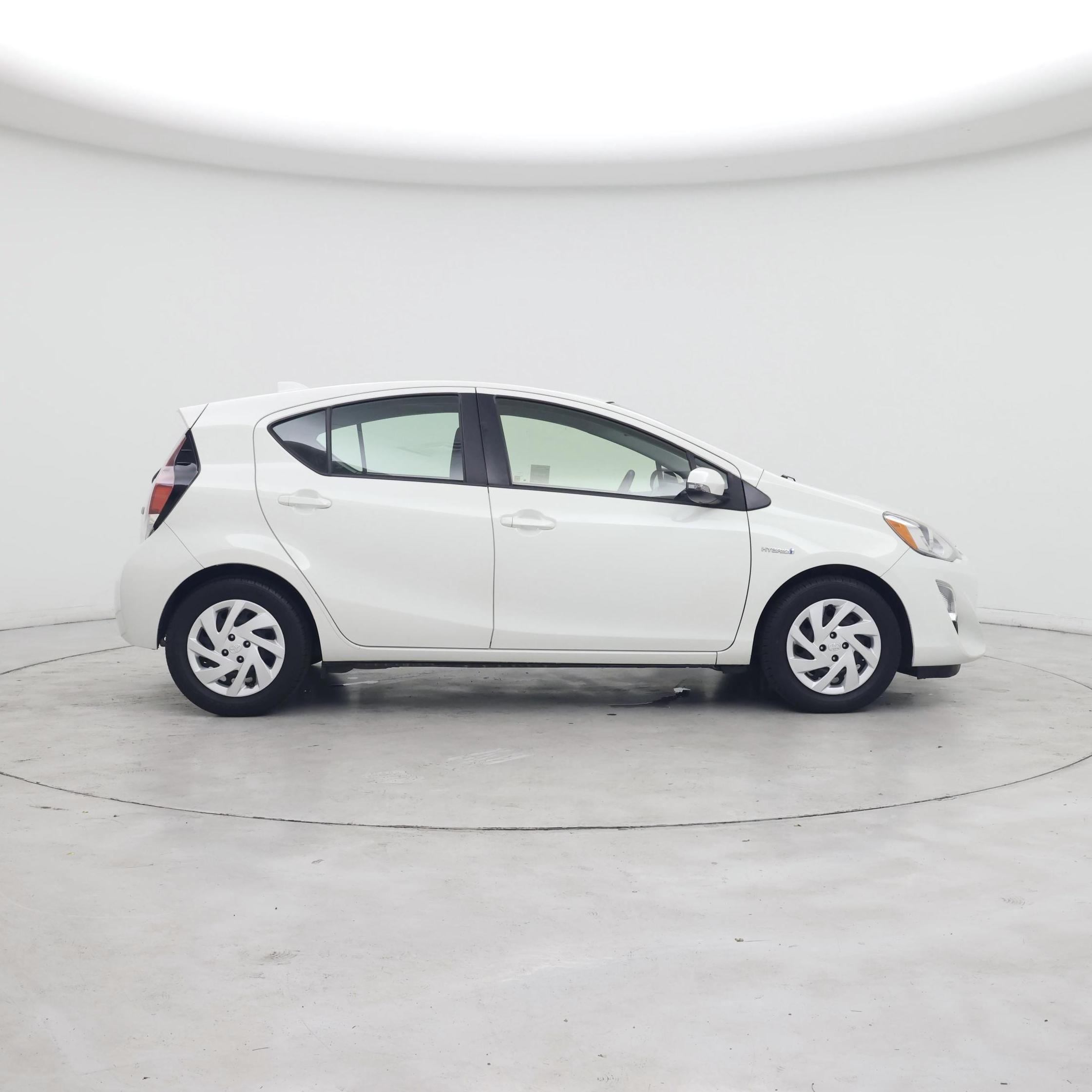 Thumbnail: 2015 Toyota Prius c - 7