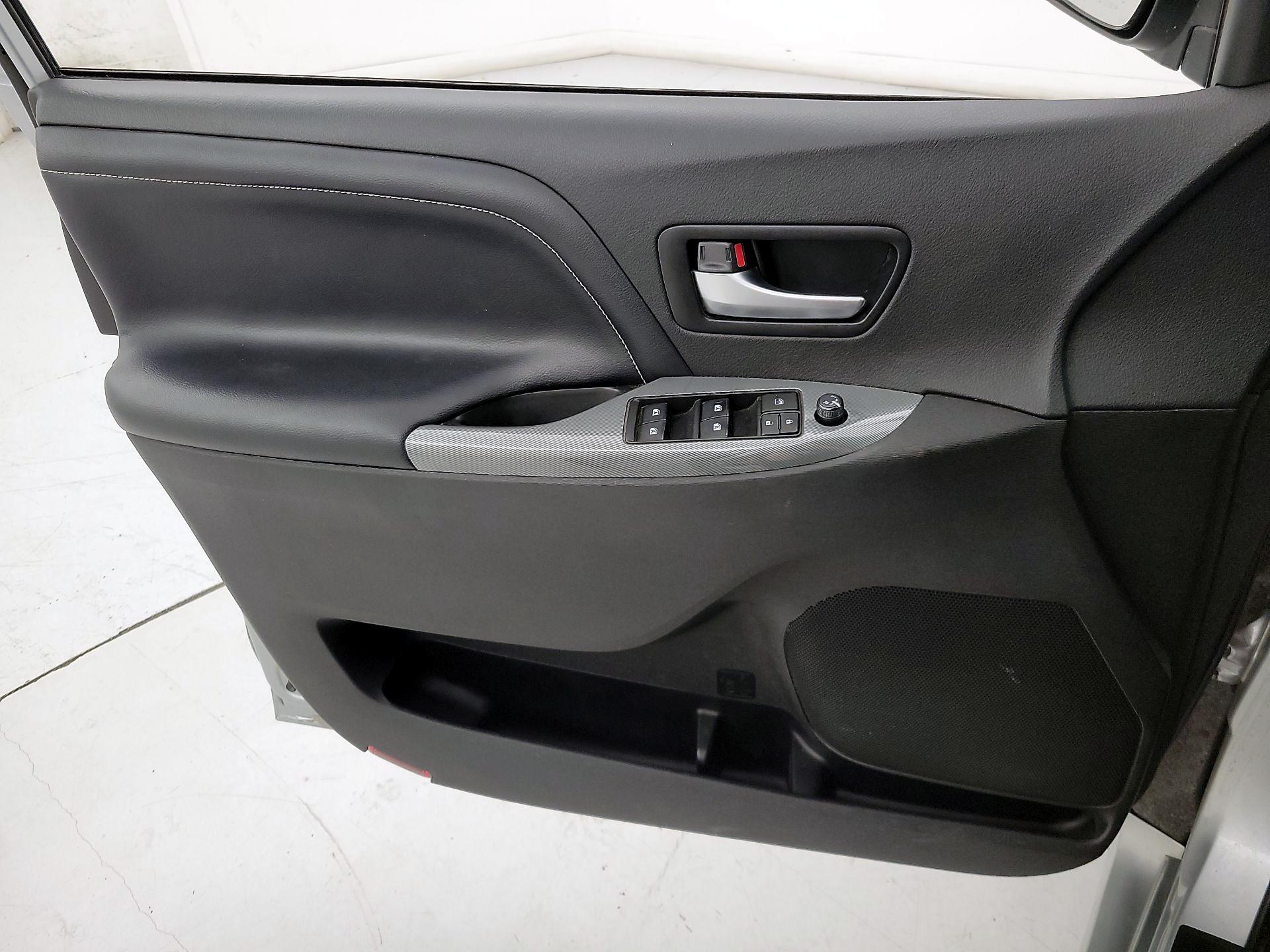 Thumbnail: 2020 Toyota Sienna - 12