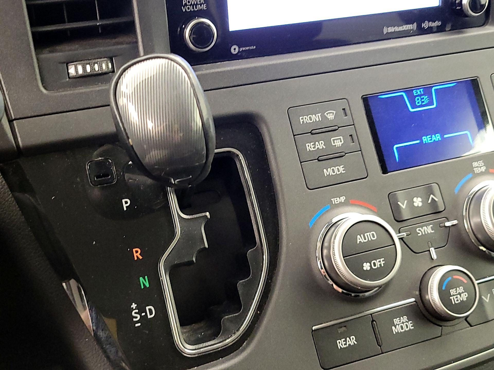 Thumbnail: 2020 Toyota Sienna - 17