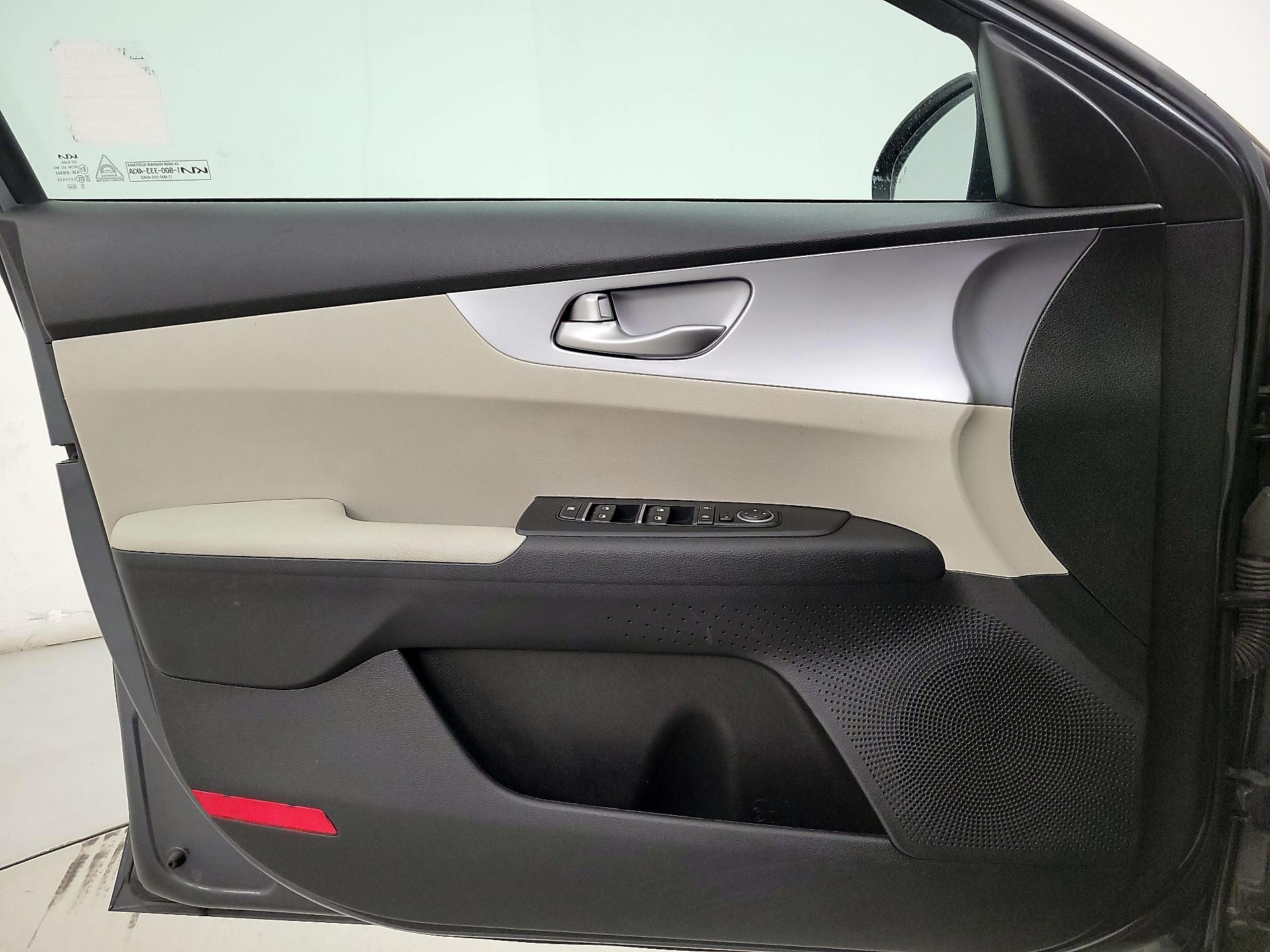 Thumbnail: 2022 Kia Forte - 12