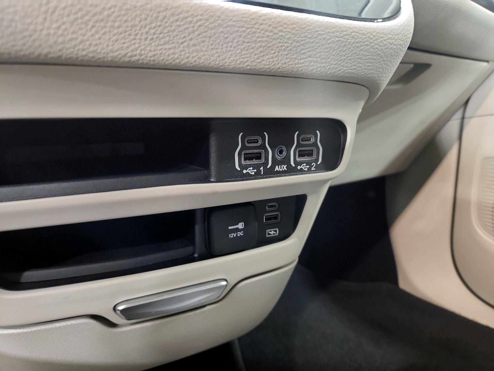 Thumbnail: 2022 Chrysler Pacifica - 18