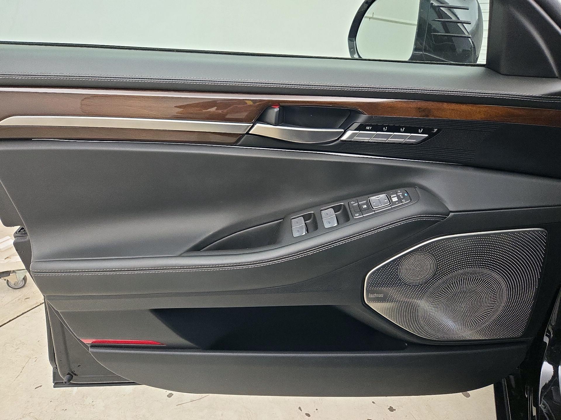 Thumbnail: 2019 Genesis G90 - 12