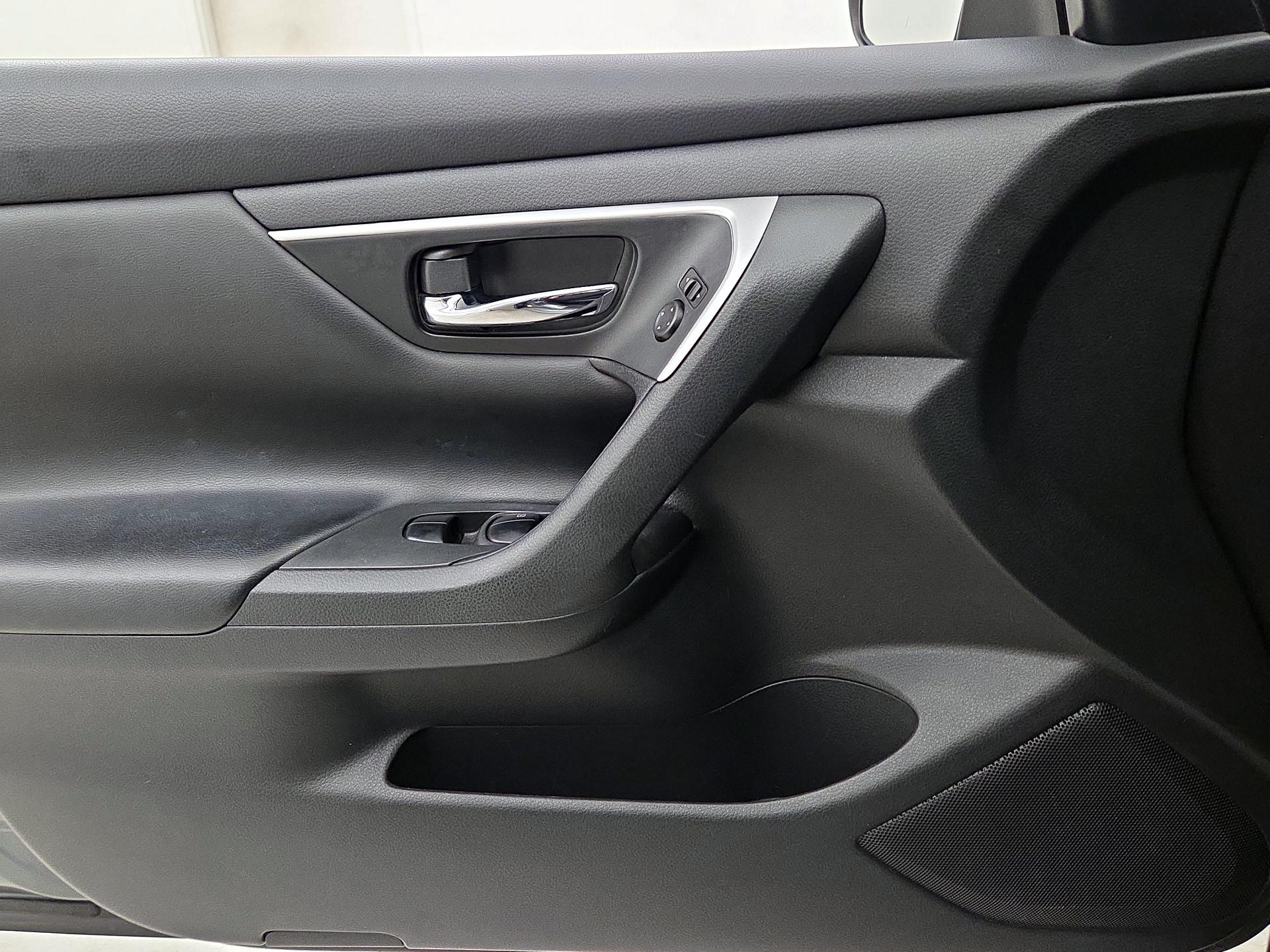 Thumbnail: 2016 Nissan Altima - 12