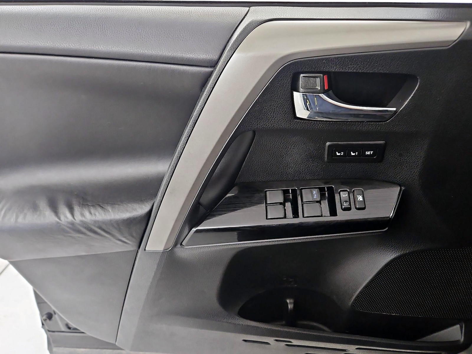 2017 Toyota RAV4 Limited - Photo 11