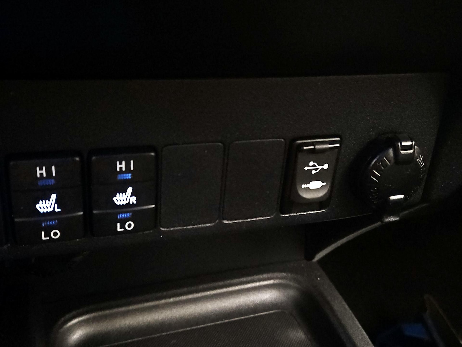 2017 Toyota RAV4 Limited - Photo 18