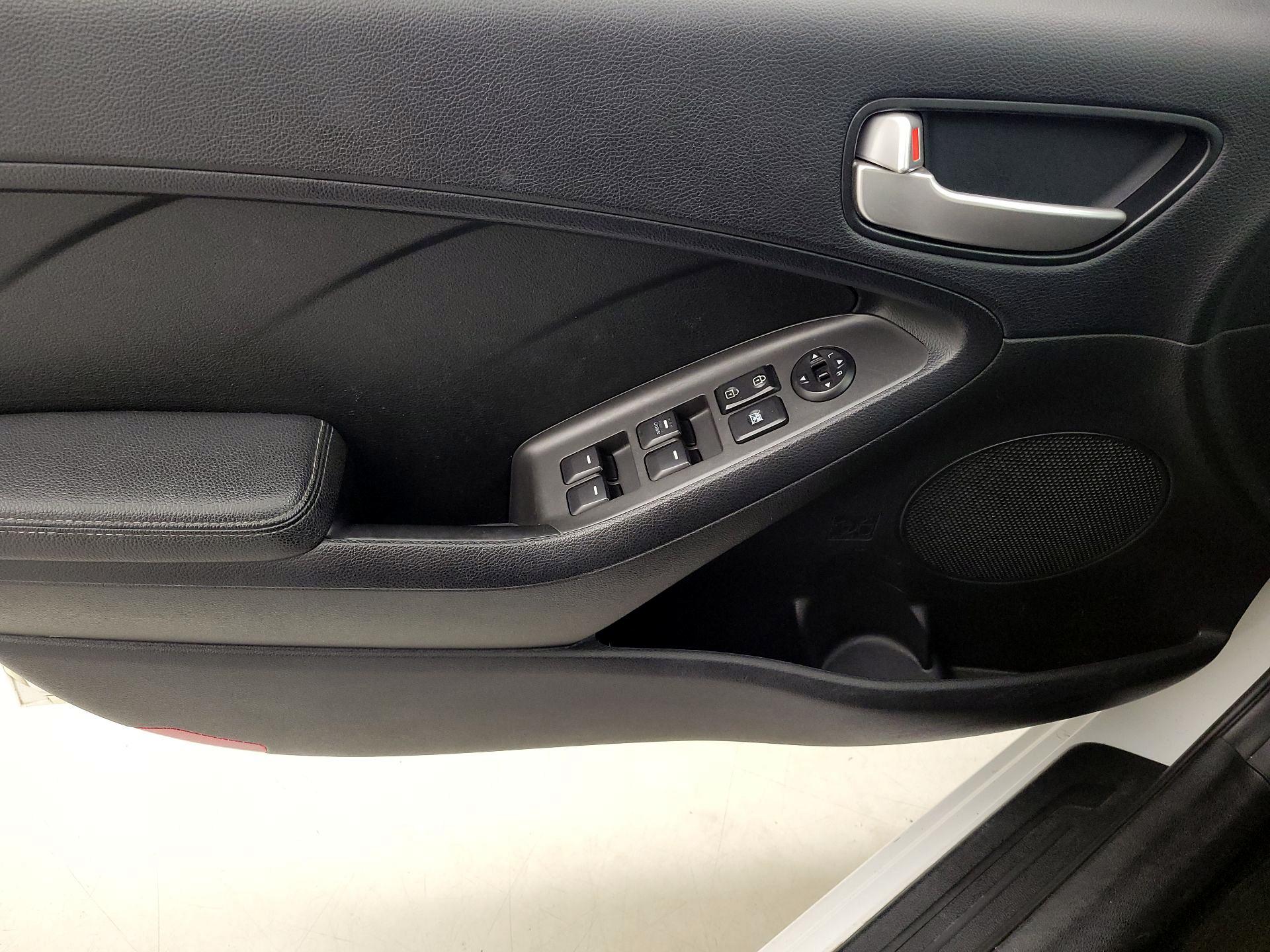 Thumbnail: 2017 Kia Forte - 12
