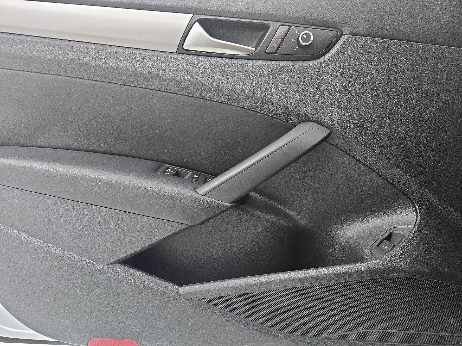 Thumbnail: 2015 Volkswagen Passat - 12