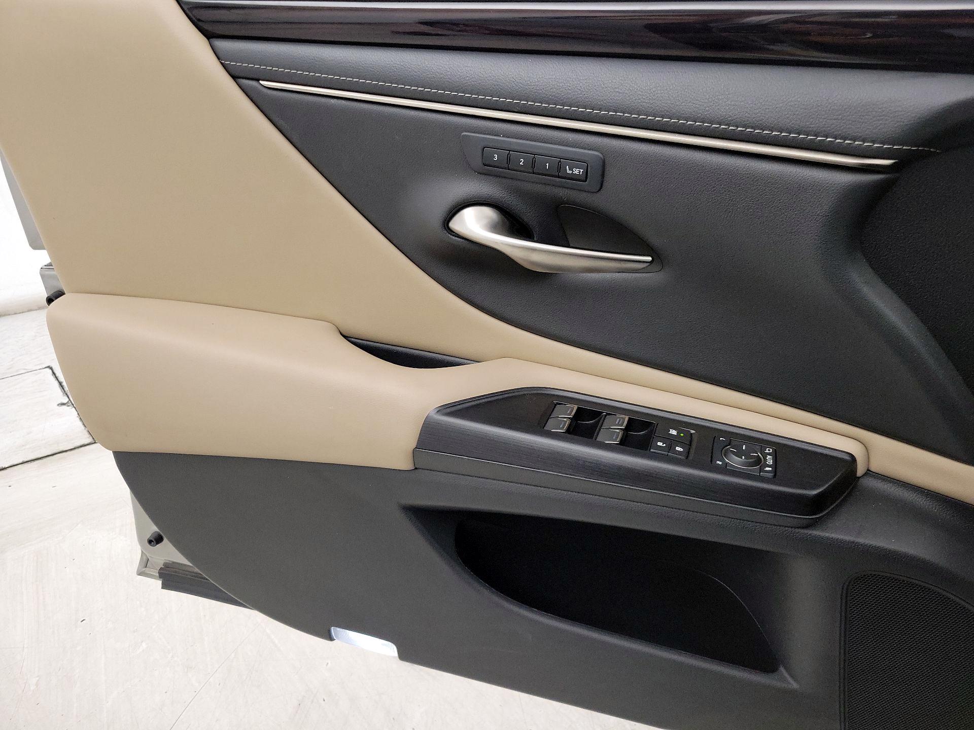 Thumbnail: 2021 Lexus ES - 12