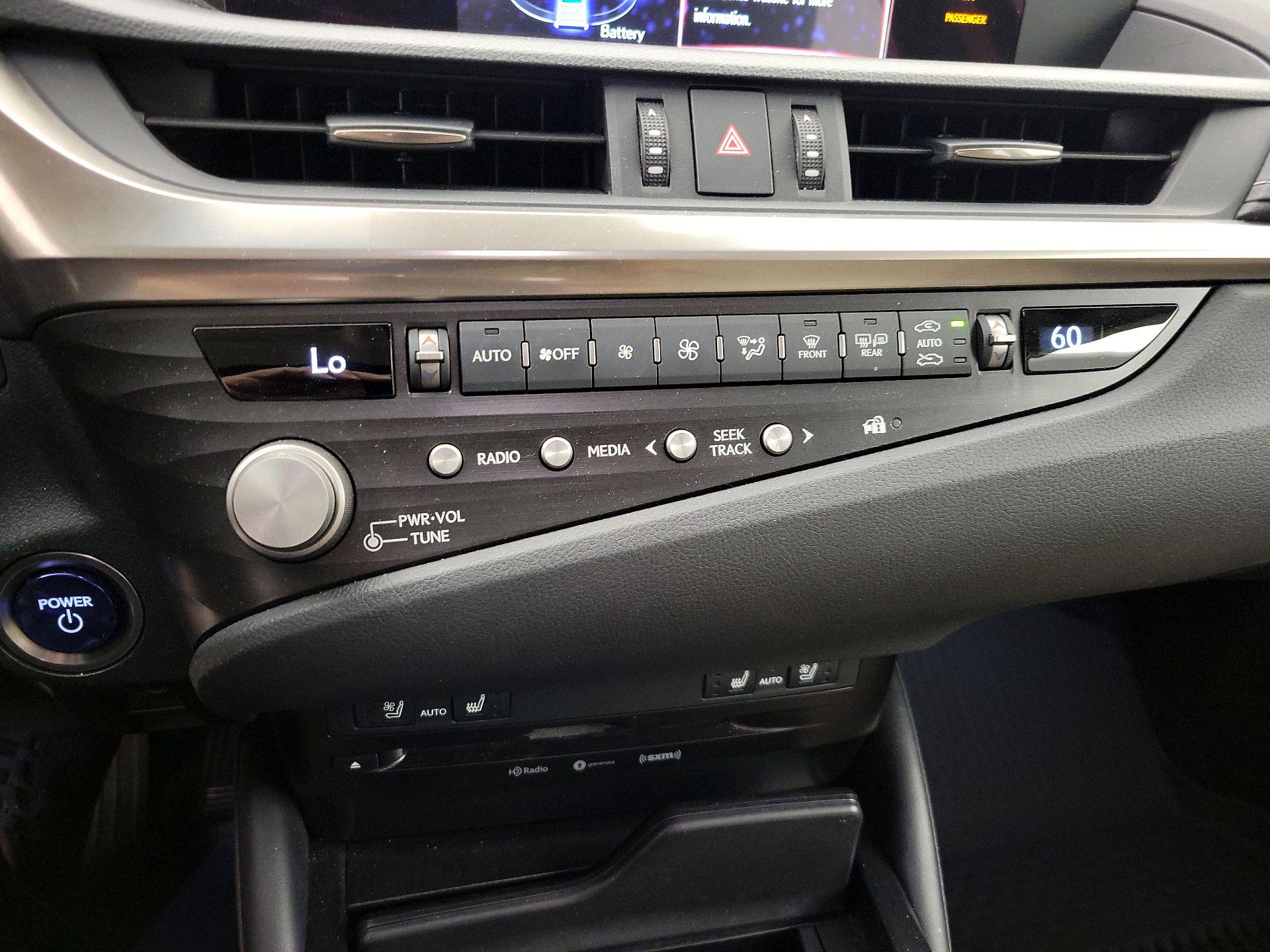 Thumbnail: 2021 Lexus ES - 16