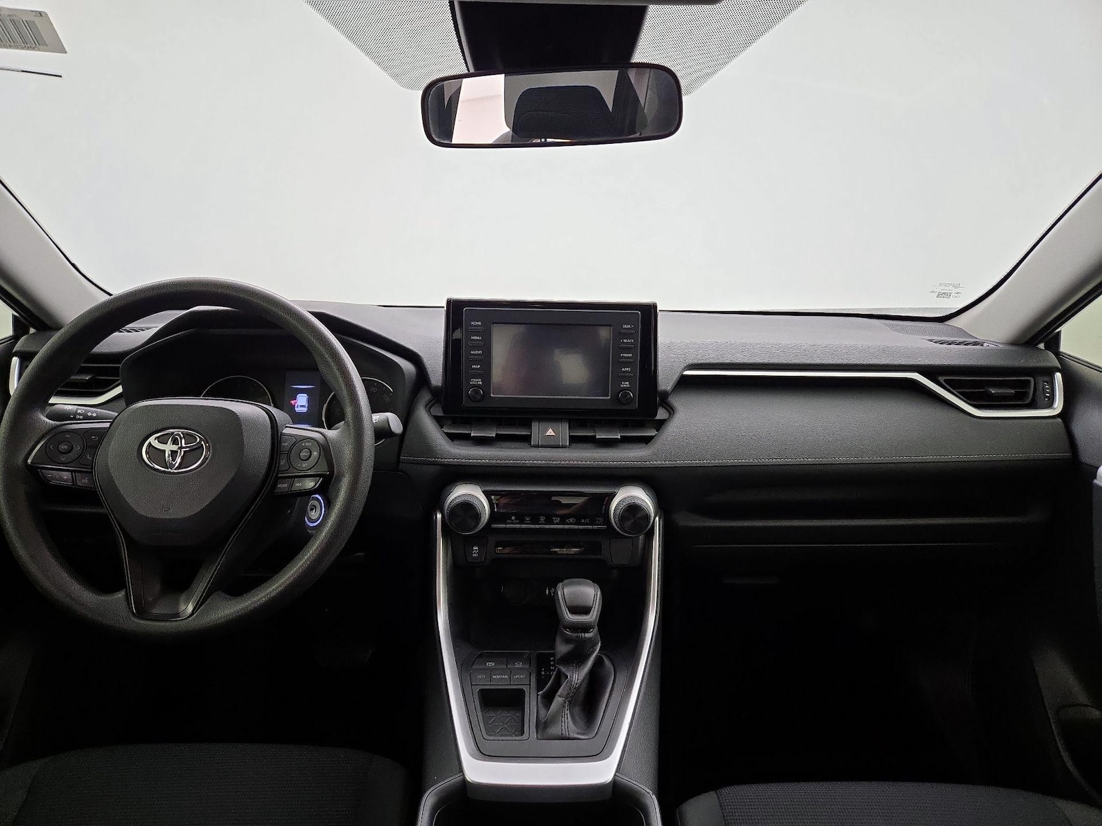 2019 Toyota RAV4 LE - Photo 10