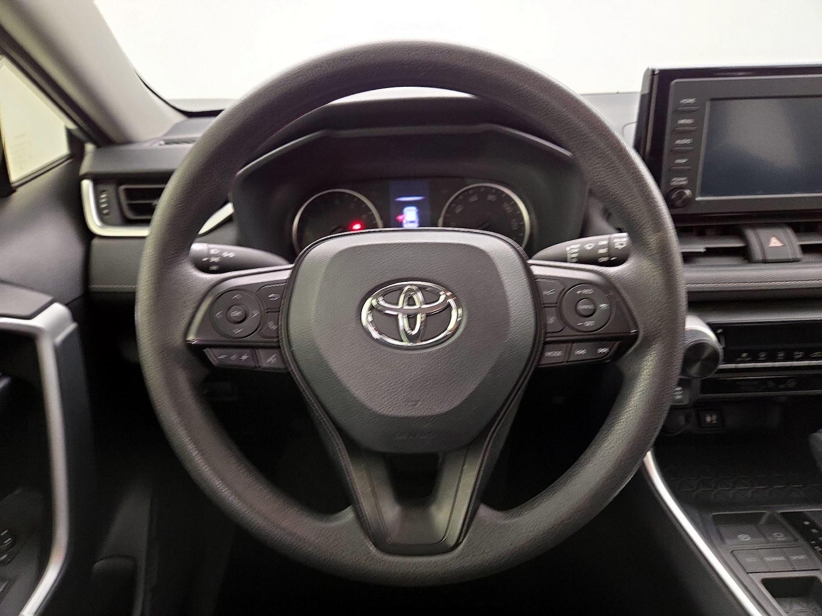 2019 Toyota RAV4 LE - Photo 11