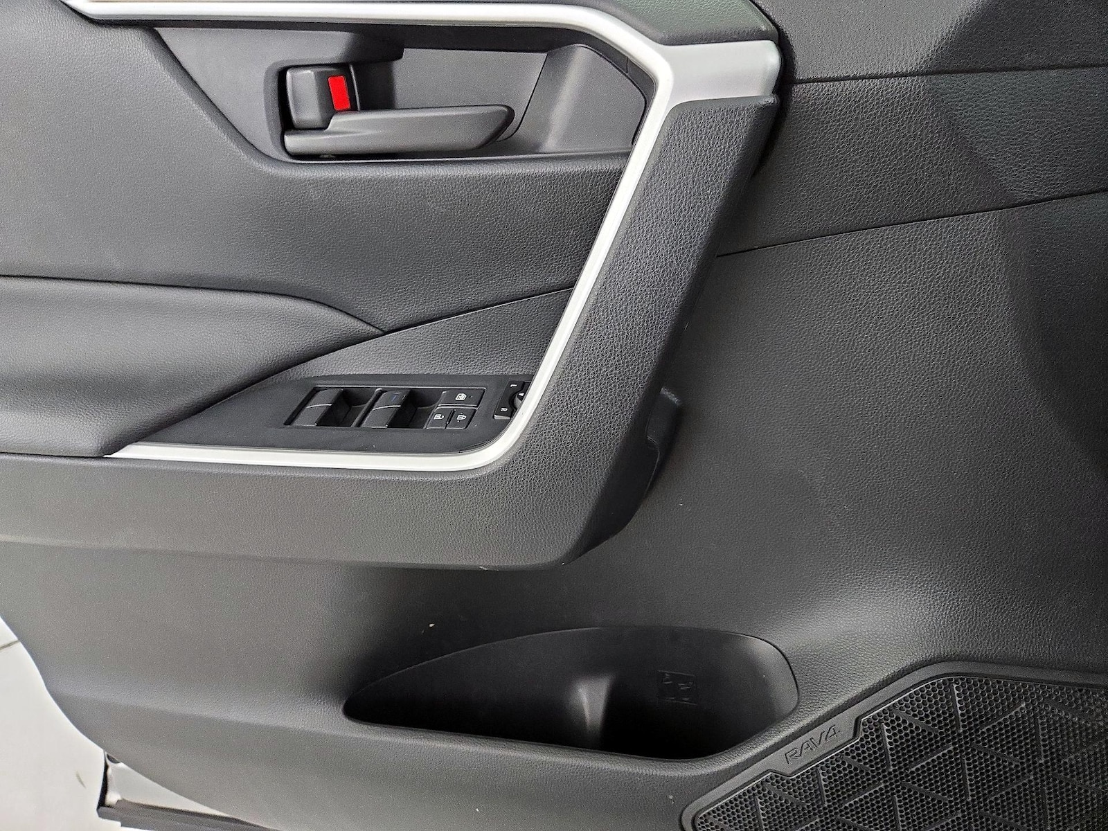 2019 Toyota RAV4 LE - Photo 13