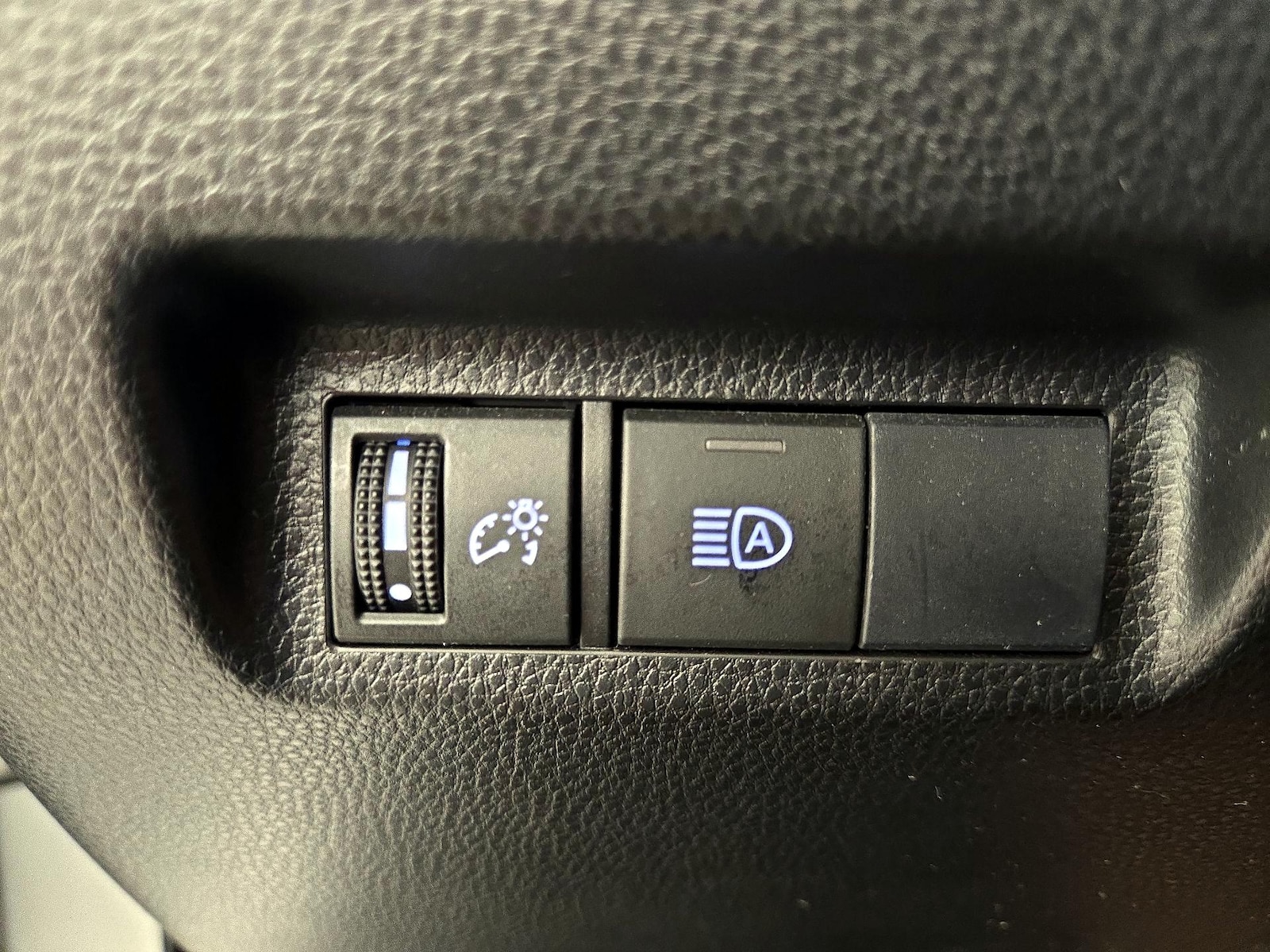 2019 Toyota RAV4 LE - Photo 14