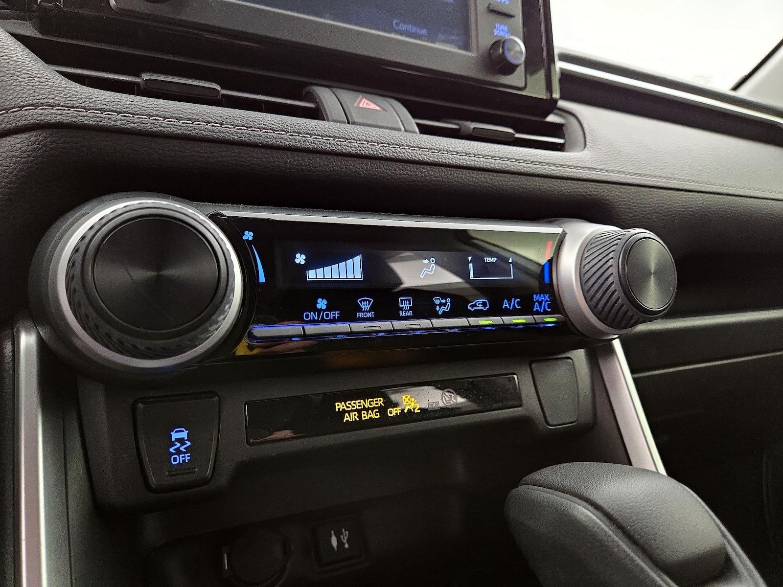 2019 Toyota RAV4 LE - Photo 17