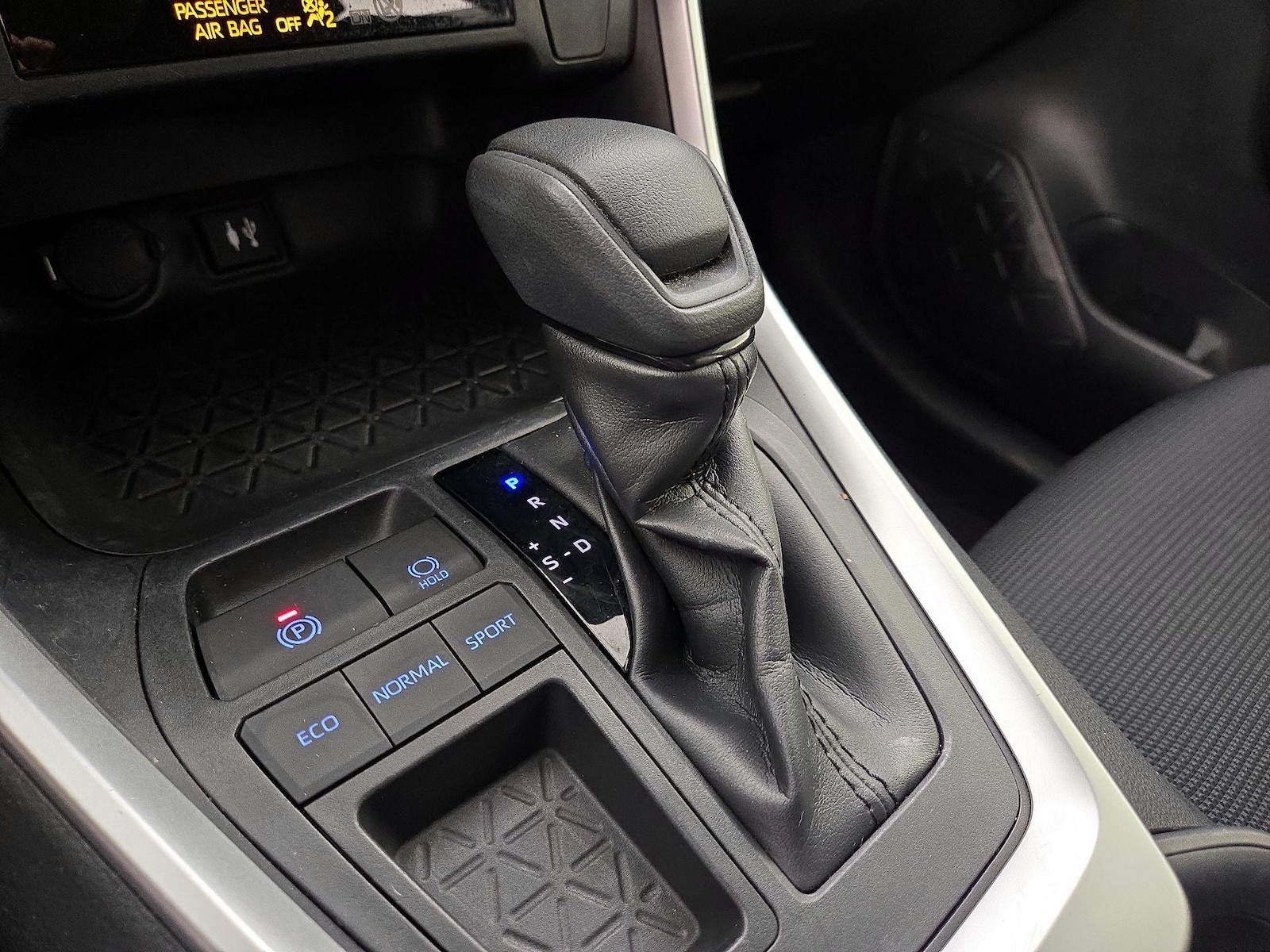 2019 Toyota RAV4 LE - Photo 18