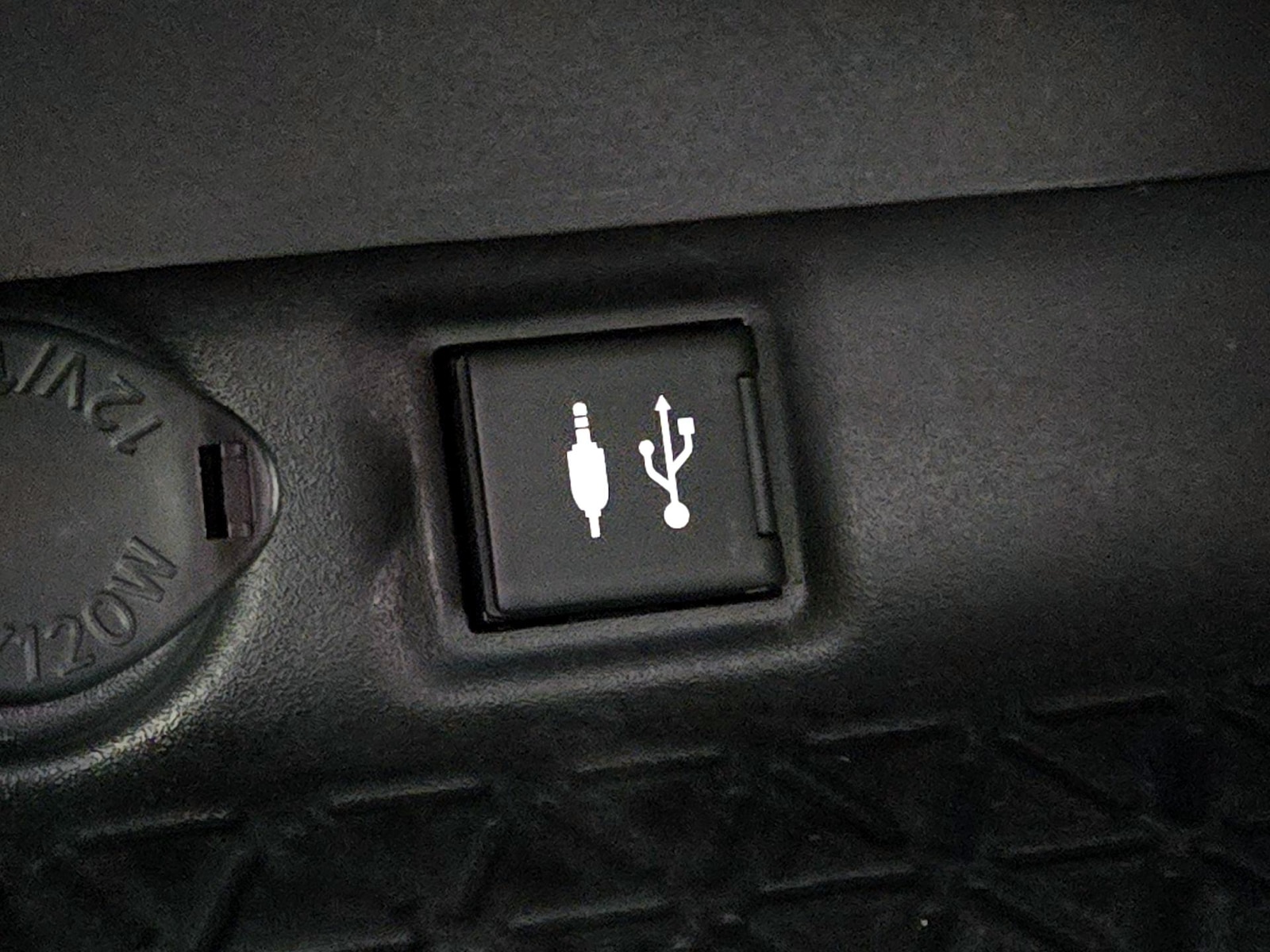 2019 Toyota RAV4 LE - Photo 19