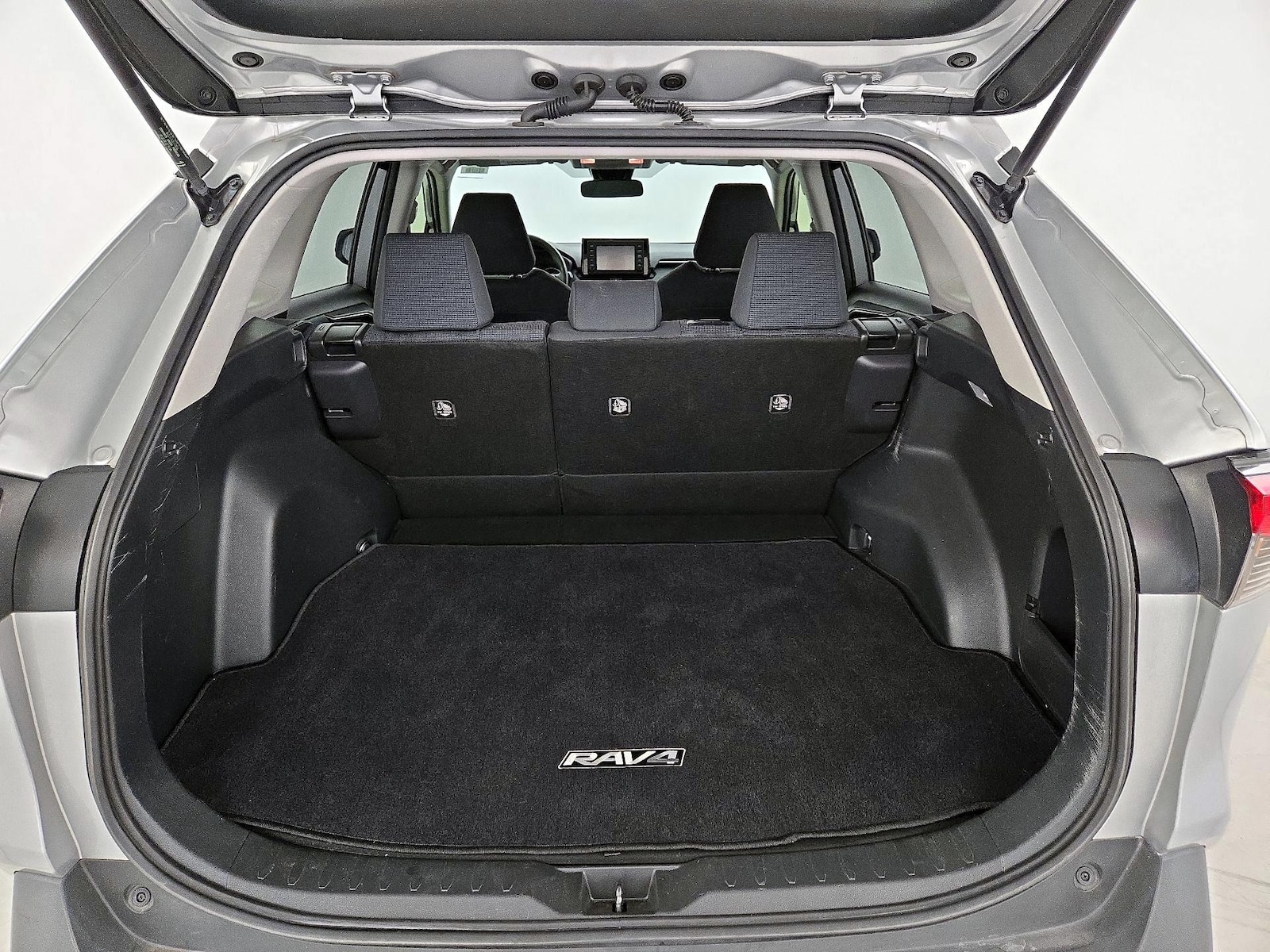 2019 Toyota RAV4 LE - Photo 21