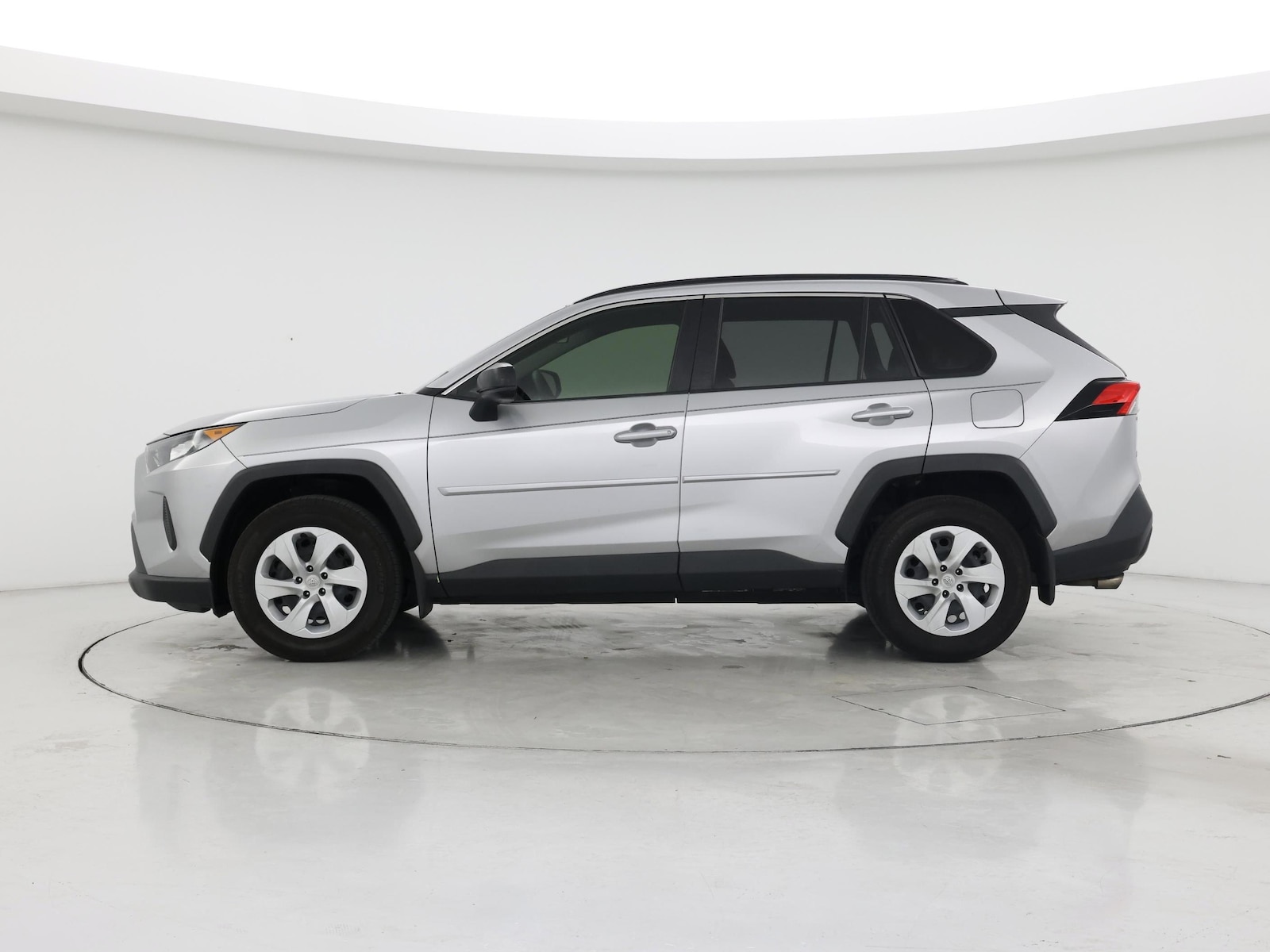 2019 Toyota RAV4 LE - Photo 4