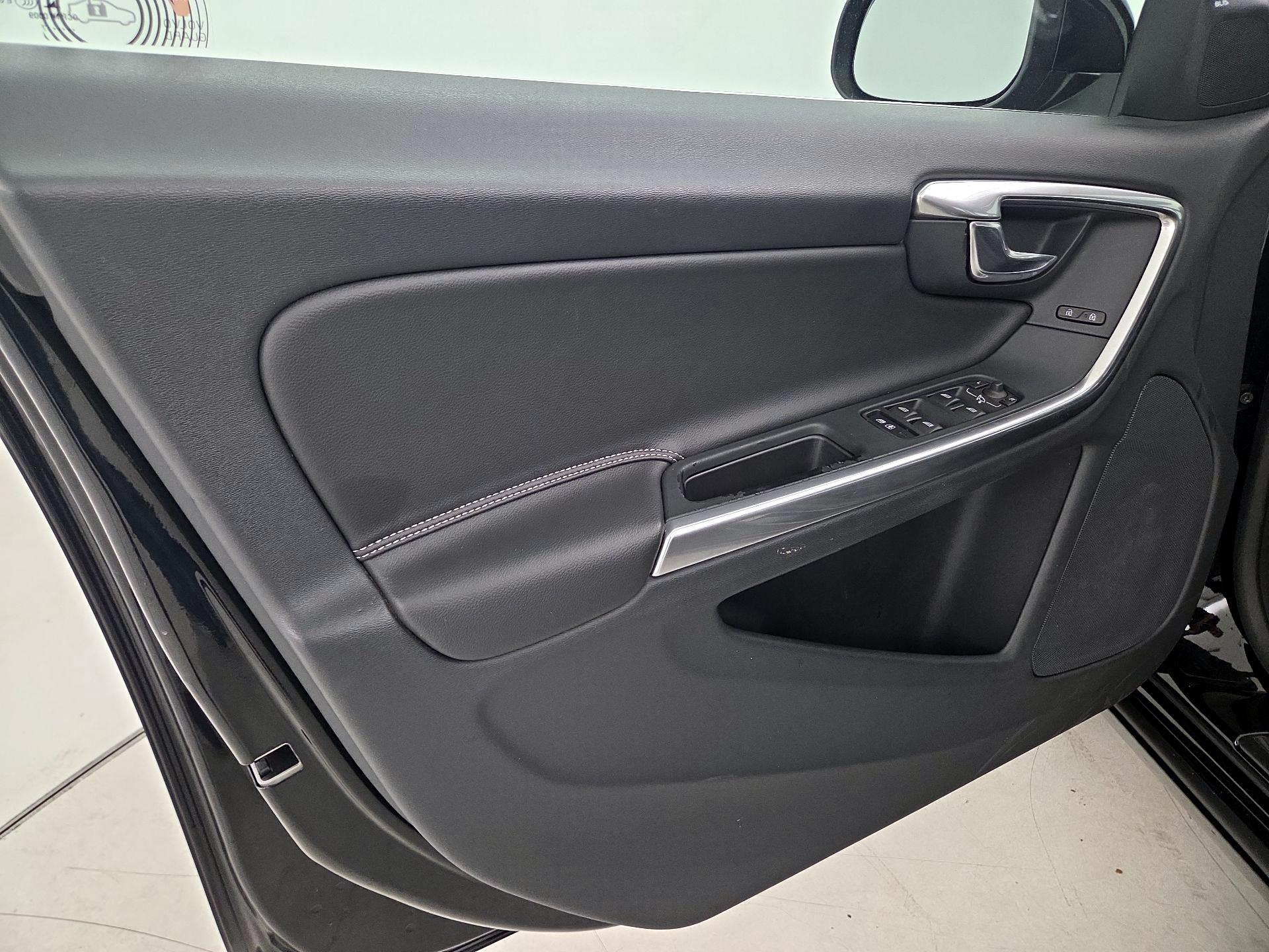 Thumbnail: 2017 Volvo V60 - 12