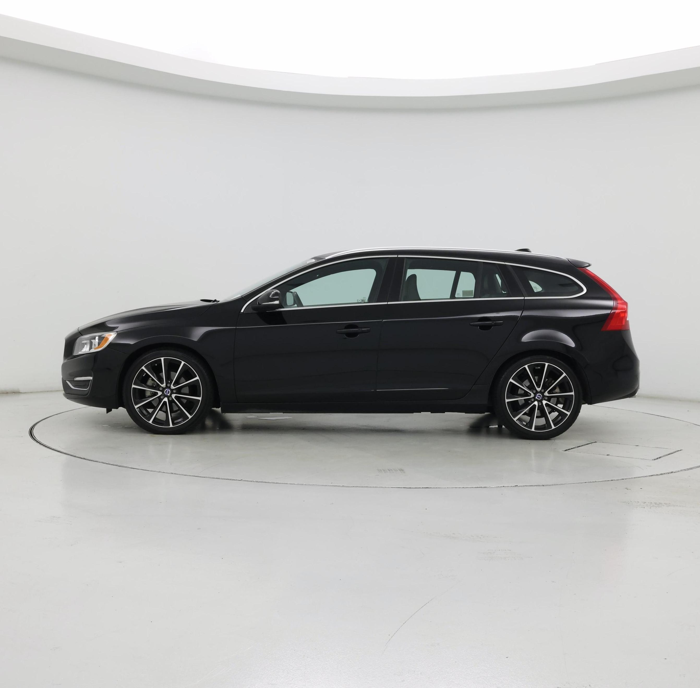 Thumbnail: 2017 Volvo V60 - 3