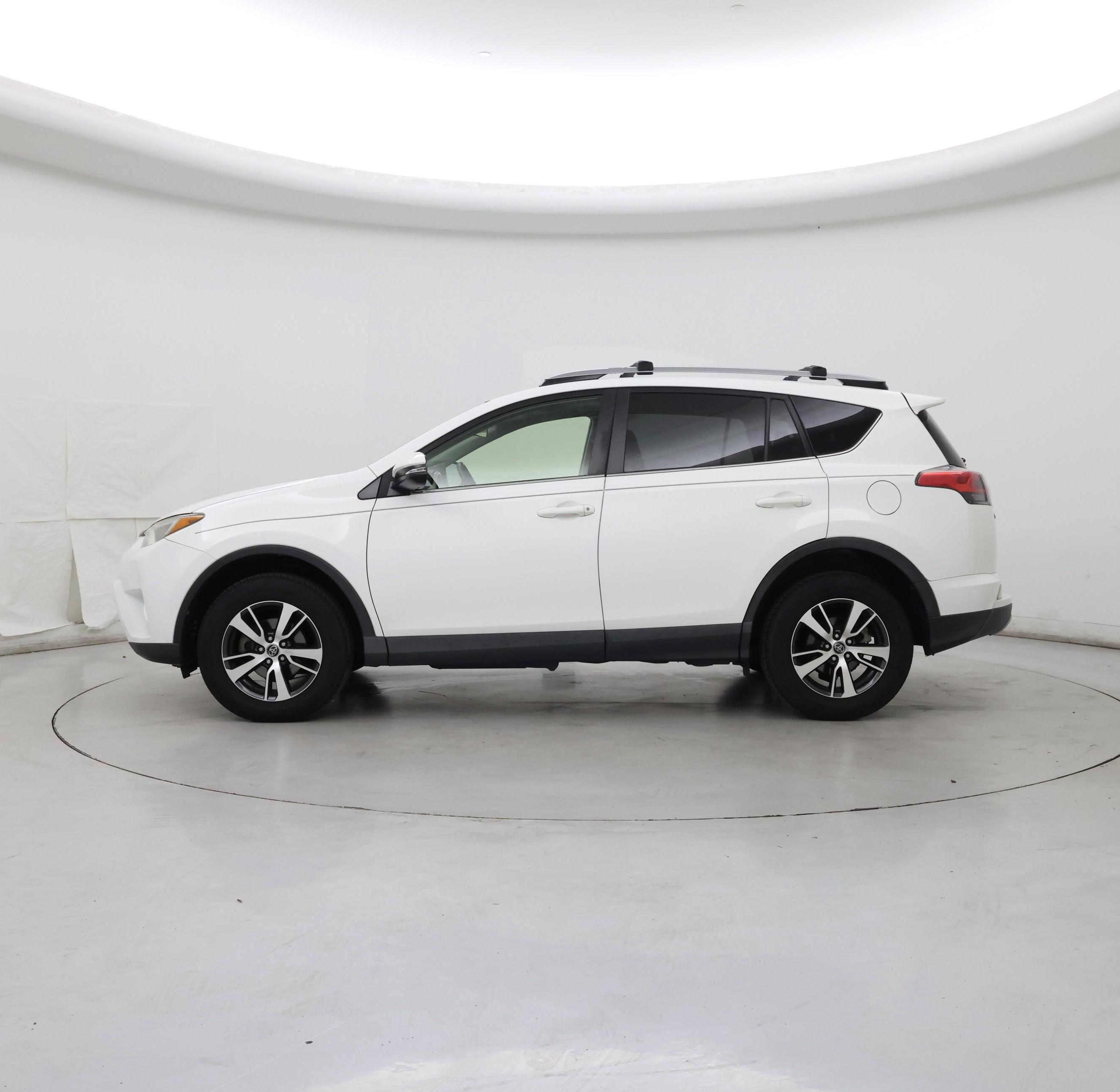 Thumbnail: 2018 Toyota RAV4 - 3