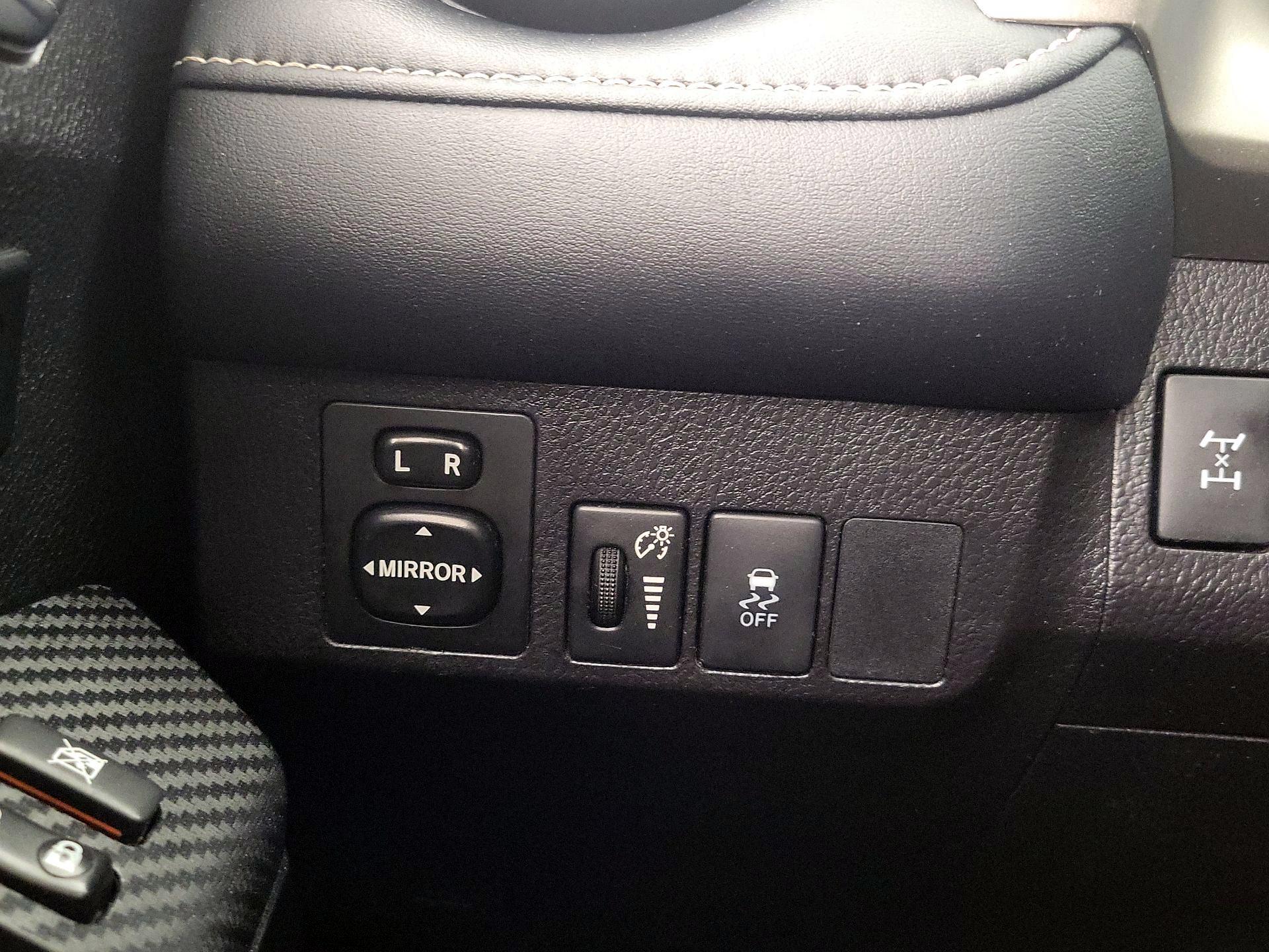 Thumbnail: 2015 Toyota RAV4 - 13