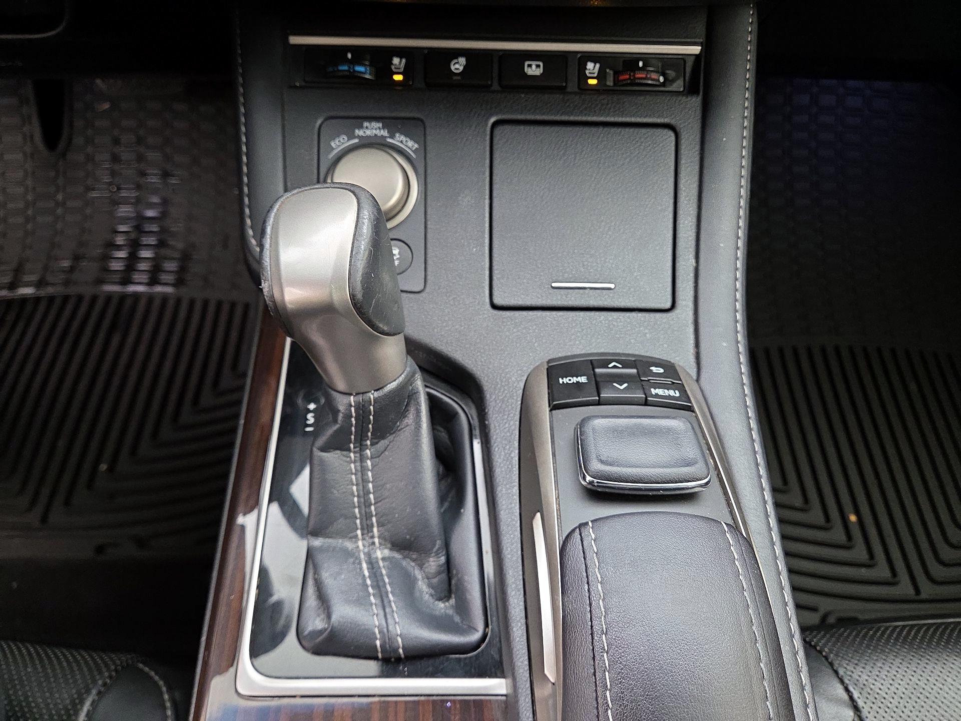 Thumbnail: 2017 Lexus ES - 18