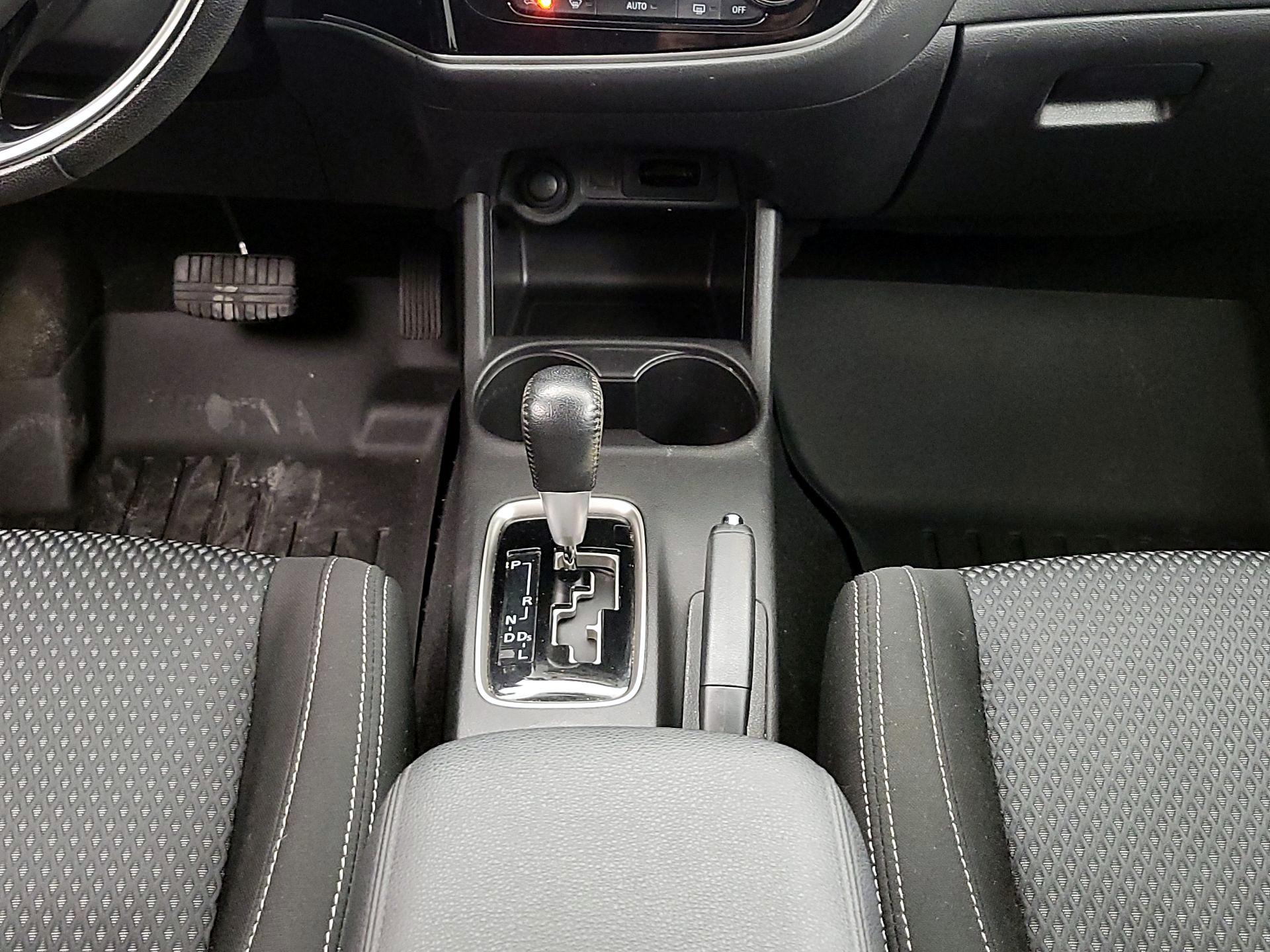 Thumbnail: 2016 Mitsubishi Outlander - 17