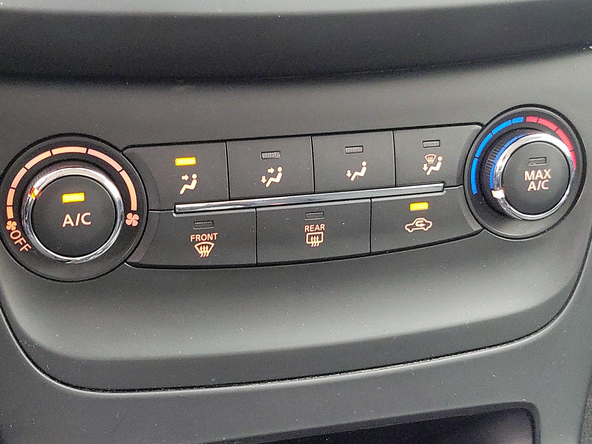 Thumbnail: 2016 Nissan Sentra - 15