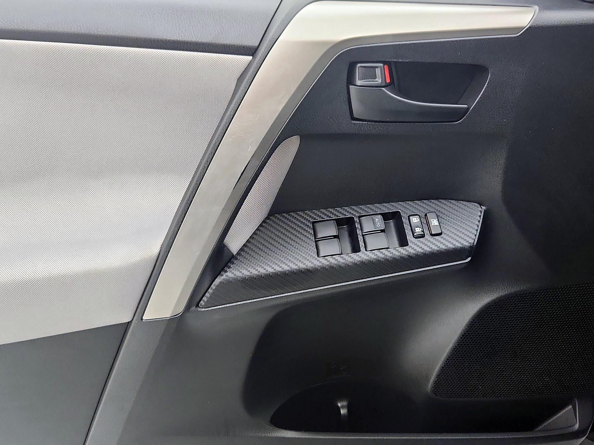 Thumbnail: 2015 Toyota RAV4 - 12