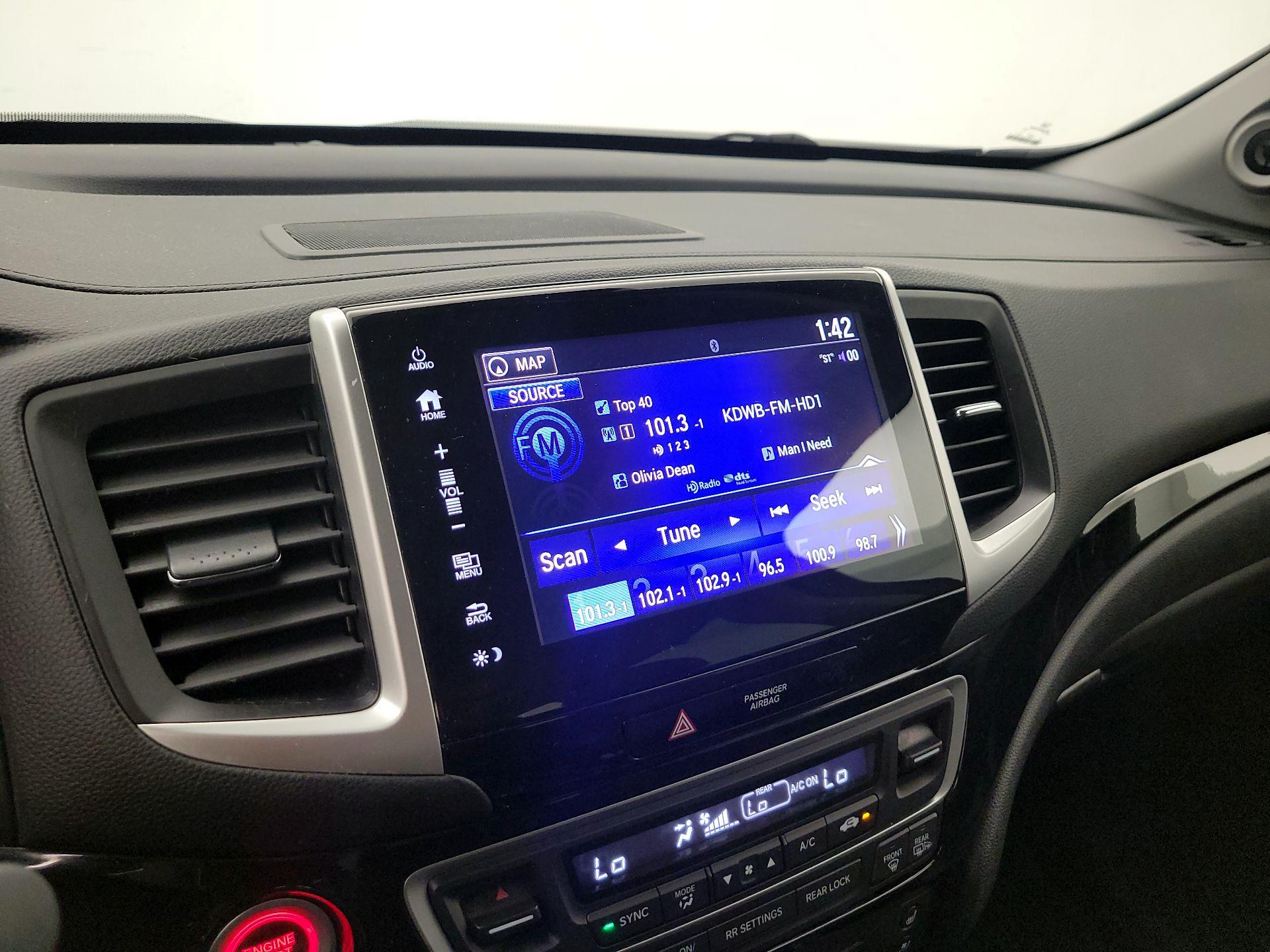 Thumbnail: 2017 Honda Pilot - 16
