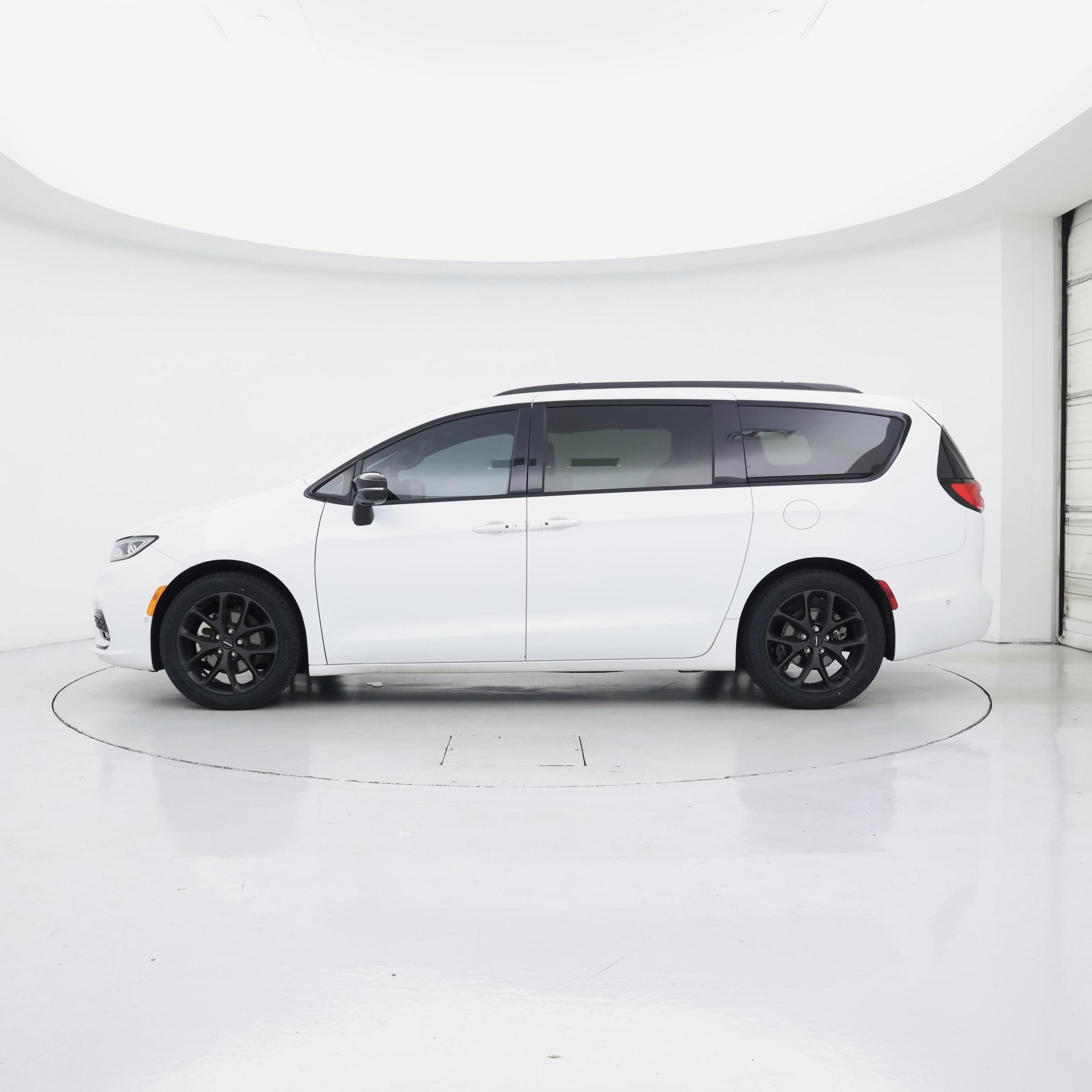 Thumbnail: 2024 Chrysler Pacifica - 3