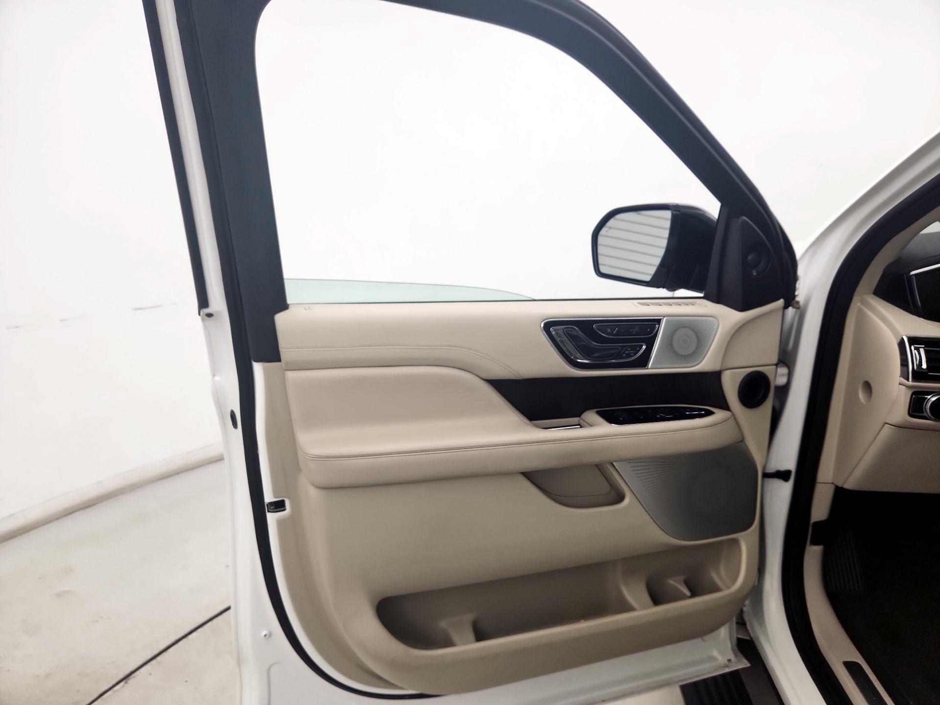 Thumbnail: 2020 Lincoln Navigator L - 12