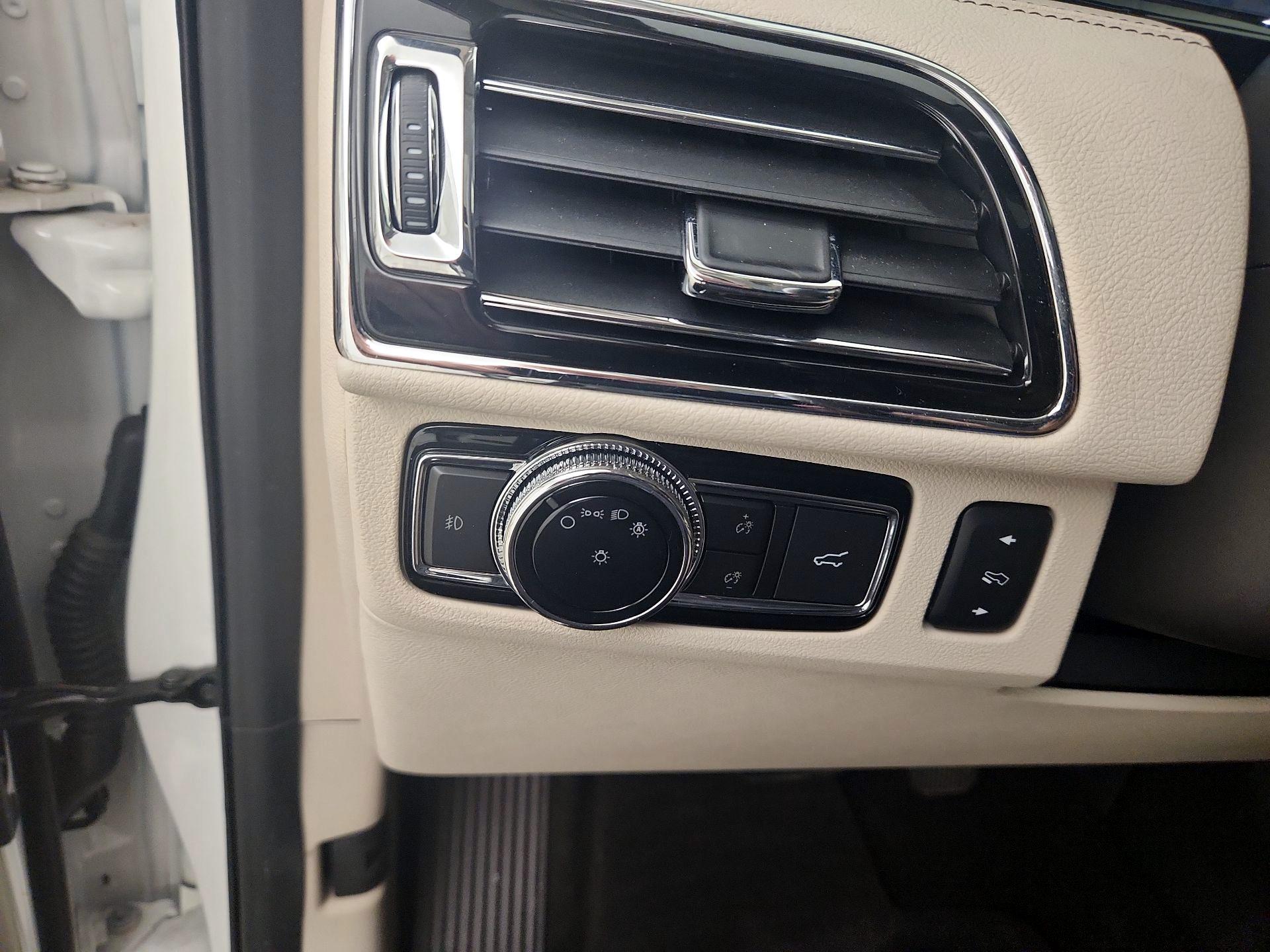 Thumbnail: 2020 Lincoln Navigator L - 13