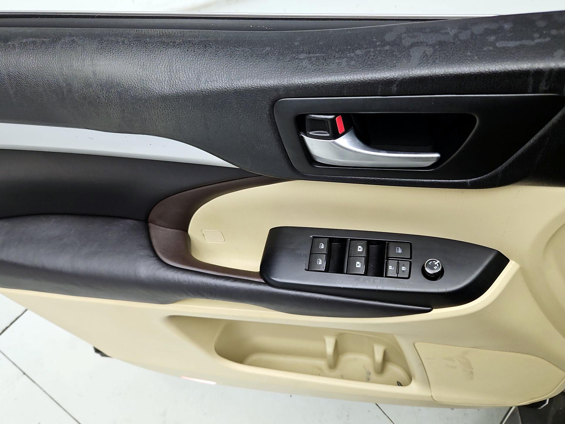 Thumbnail: 2016 Toyota Highlander - 12
