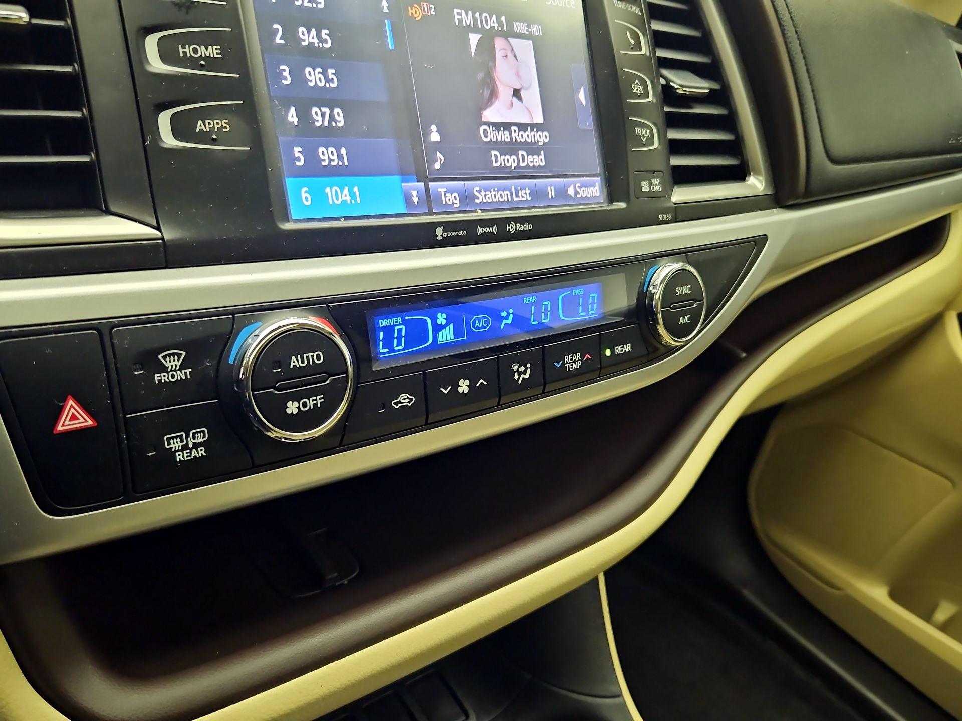 Thumbnail: 2016 Toyota Highlander - 16