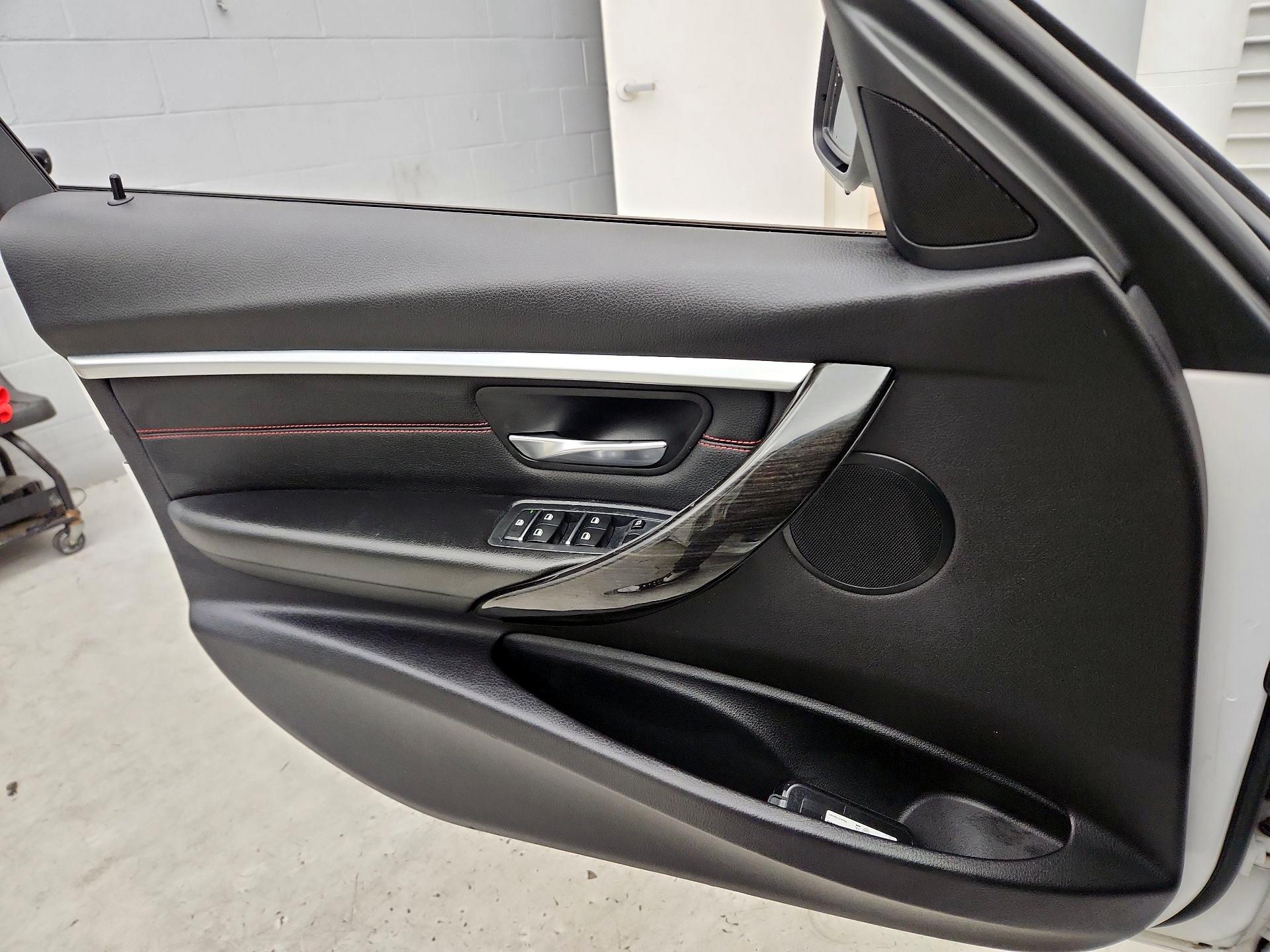 Thumbnail: 2016 BMW 3 Series - 12